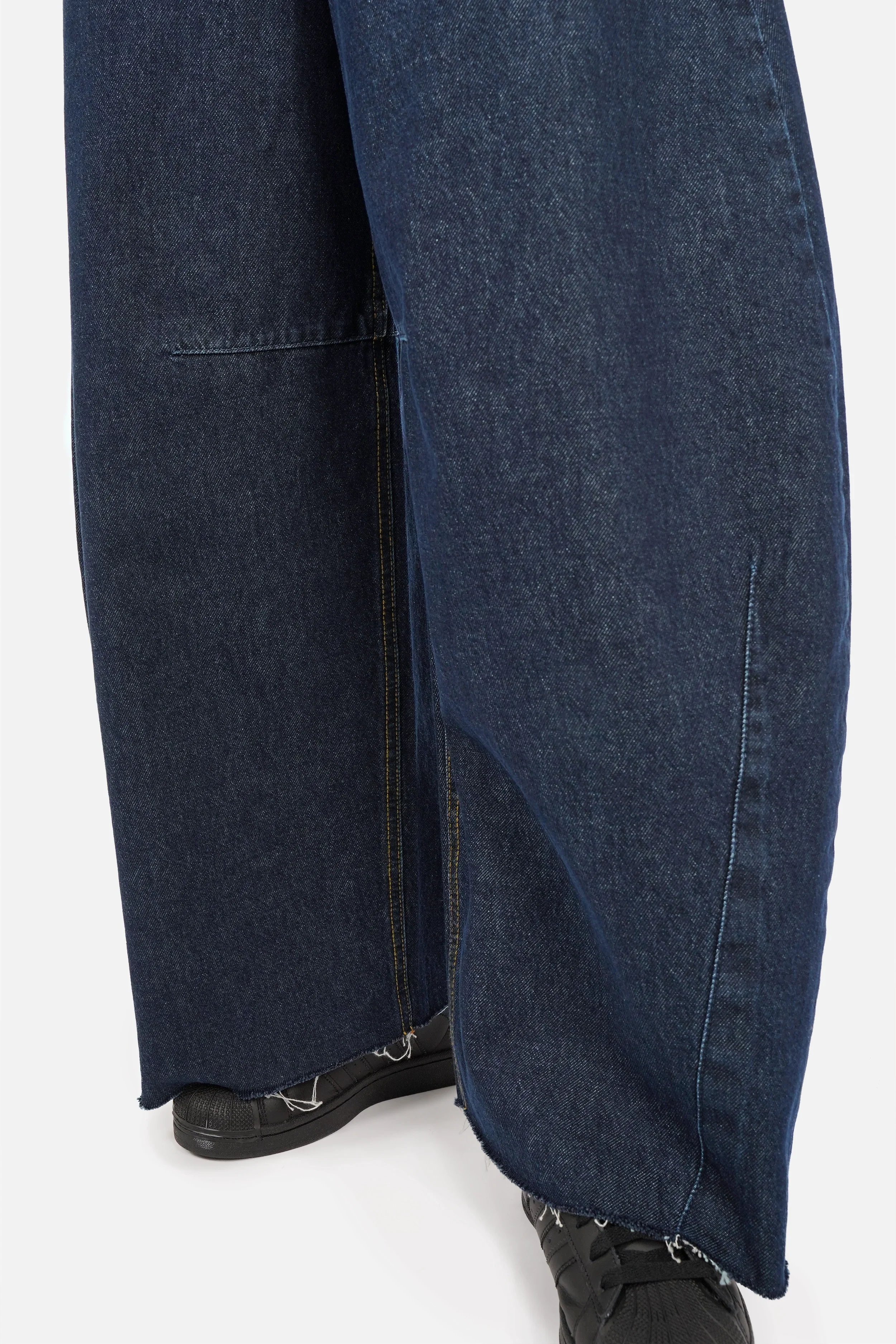 LANEA Weite Barrel Jeans aus italienischem Denim, dunkle Ink-Waschung, Raw-Cut-Saum, 5-Pocket-Stil, relaxed Fit