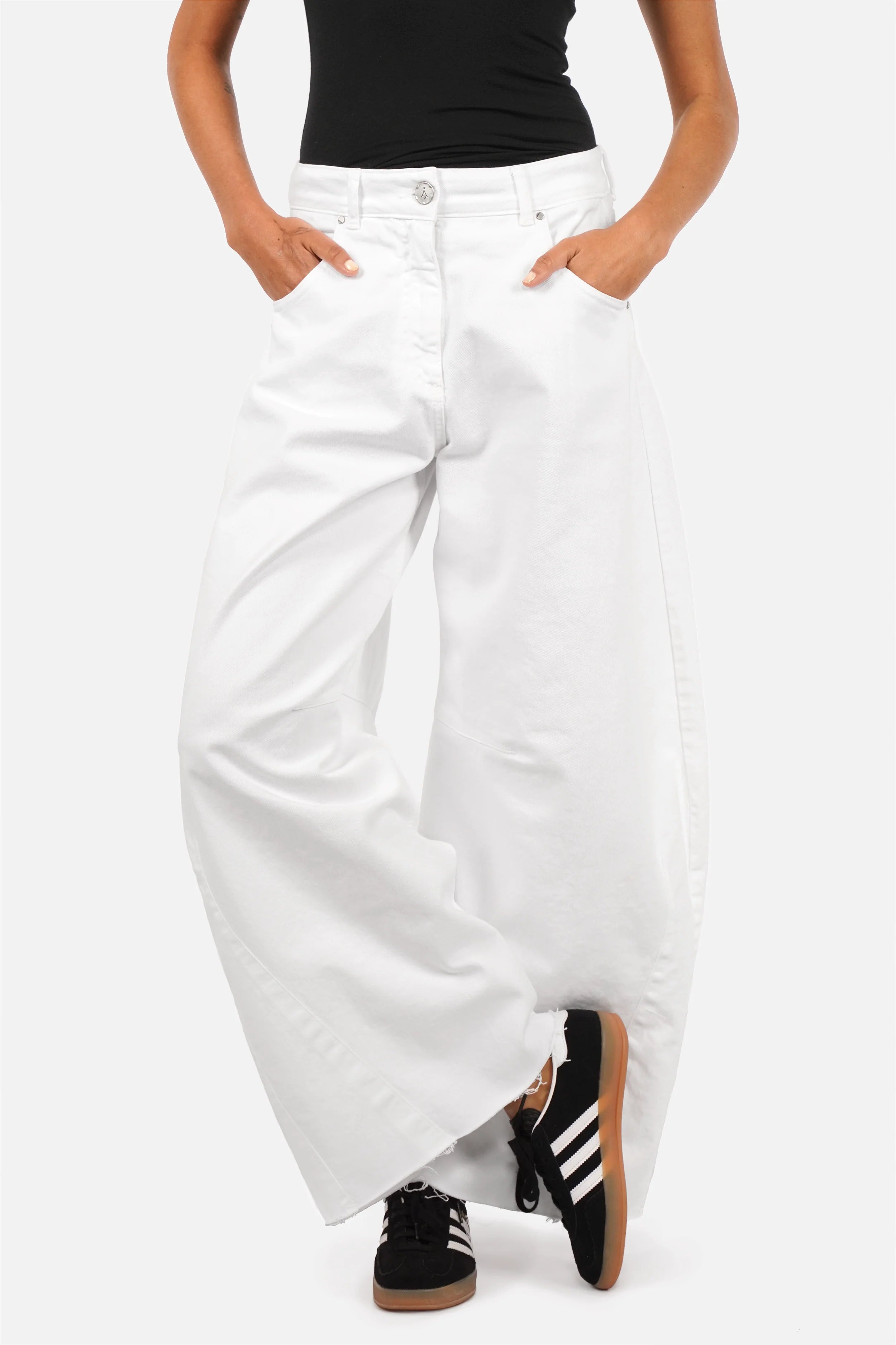 Weite Barrel Jeans aus italienischem Coloured Denim mit Whisker-Effekt und Destroyed-Details