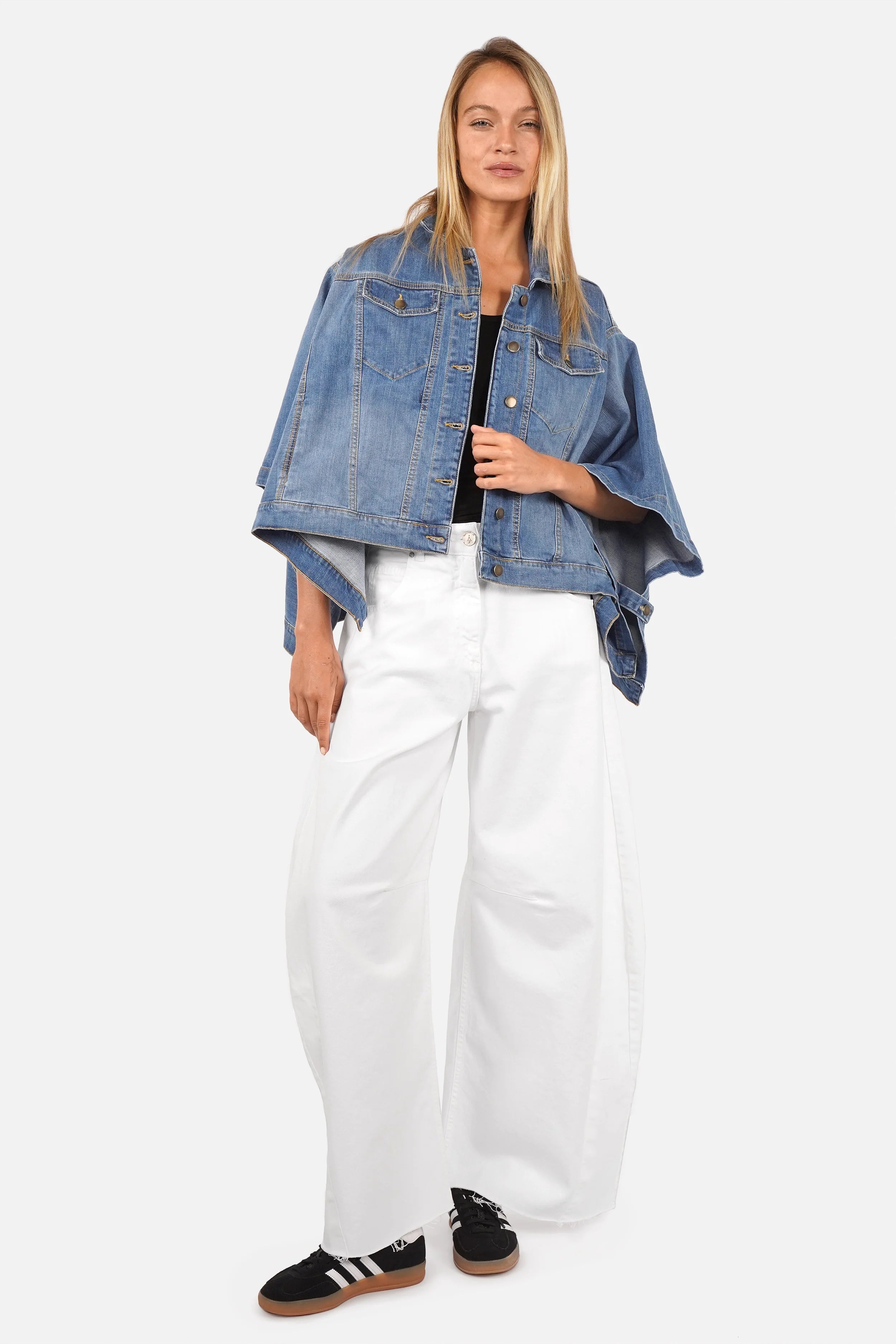 Weite Barrel Jeans aus italienischem Coloured Denim mit Whisker-Effekt und Destroyed-Details