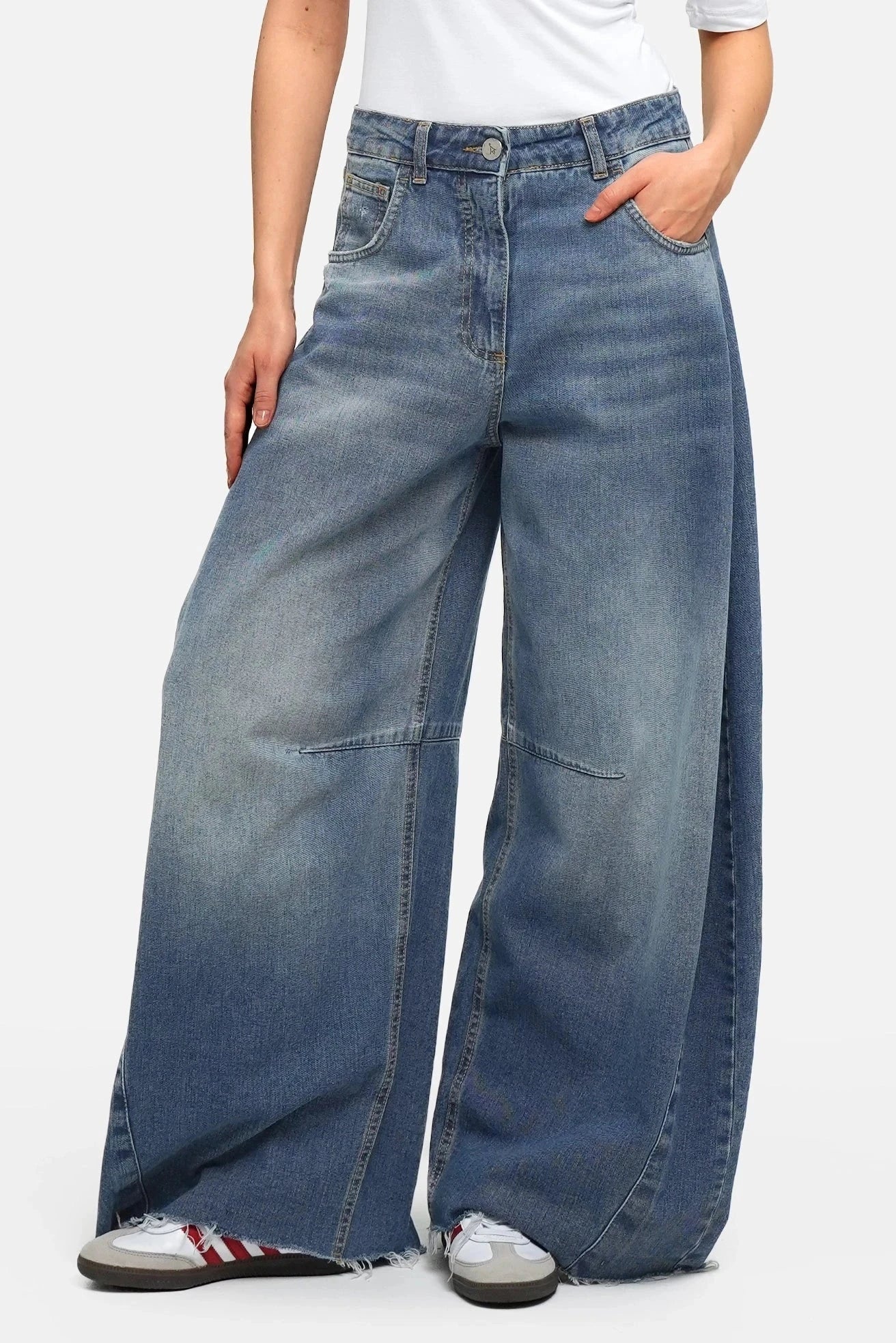 Weite Barrel Jeans in Mid Blue mit ausgeprägtem weiten Bein und Raw-Cut Saum aus Baumwoll-Denim