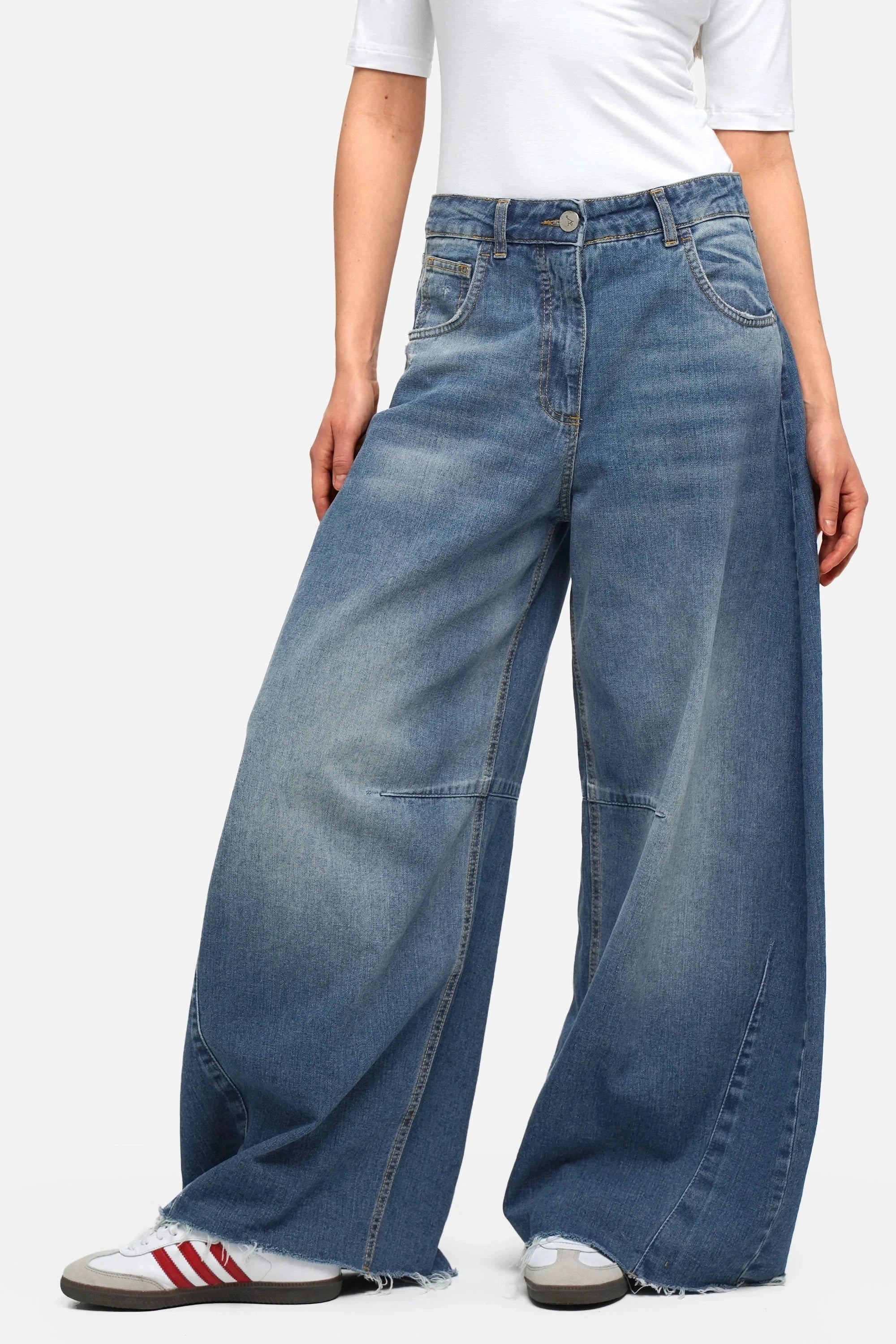 Weite Barrel Jeans in Mid Blue mit Raw-Cut Saum und weiten Beinen aus Baumwoll-Denim