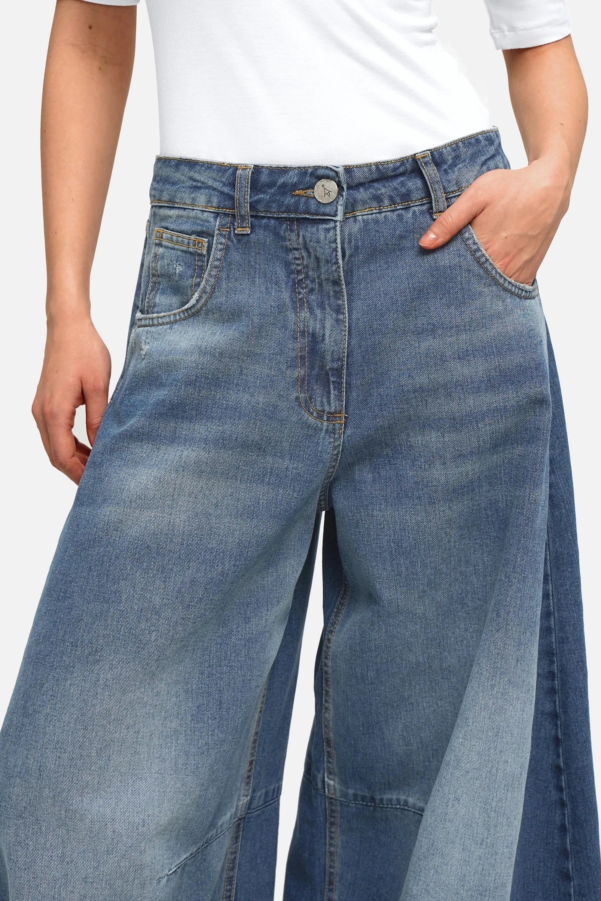 Weite Barrel Jeans in Mid Blue Denim mit Raw-Cut Saum und 5 Pocket Design