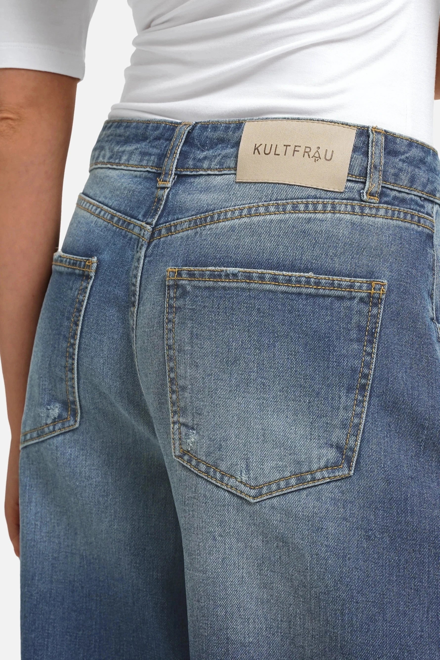 Weite Barrel Jeans aus Mid Blue Denim mit Raw-Cut Saum und 5 Pocket Design