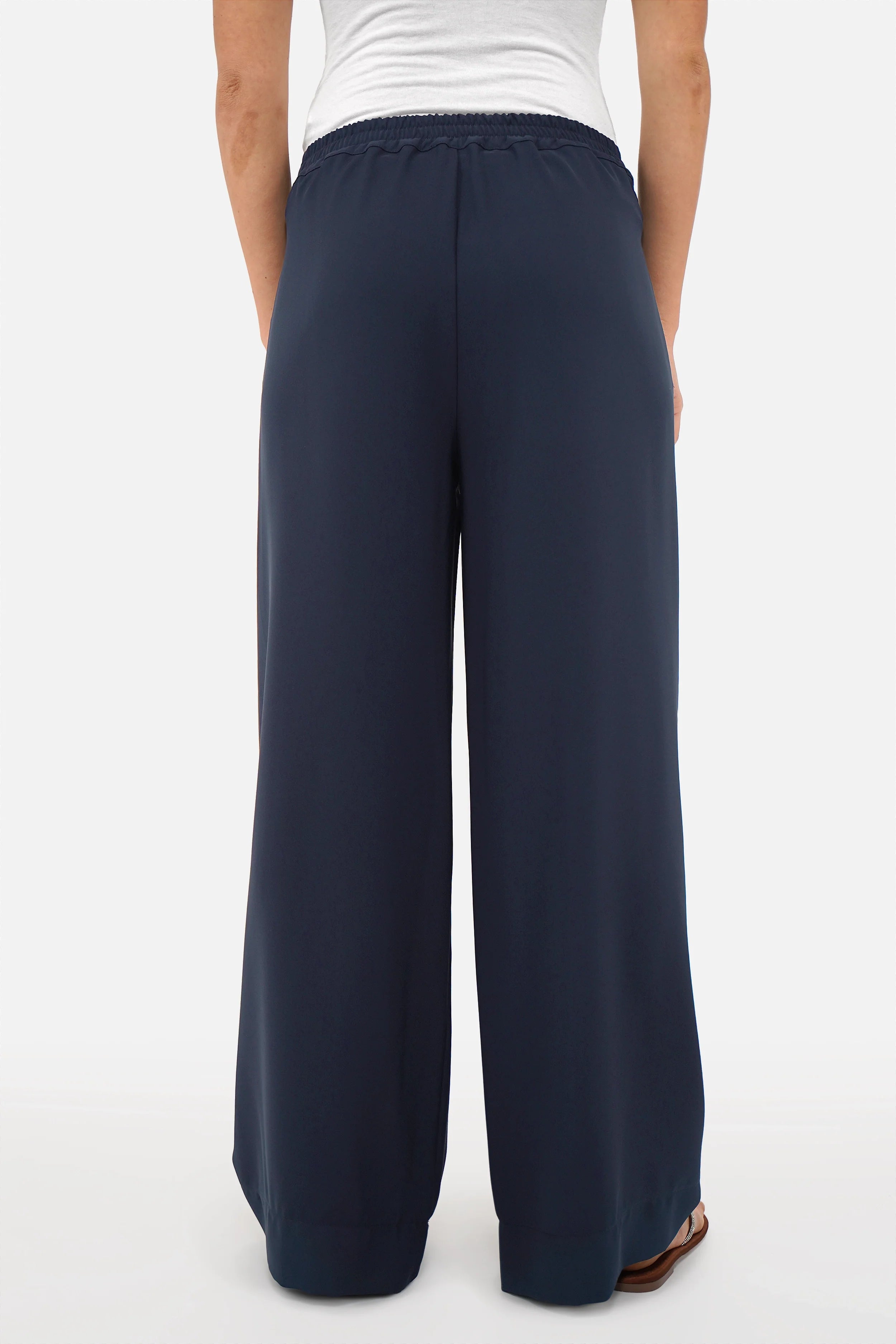 LARA.K Wide Leg Pants in lightweight flowing fabric with elastic waistband and side pockets