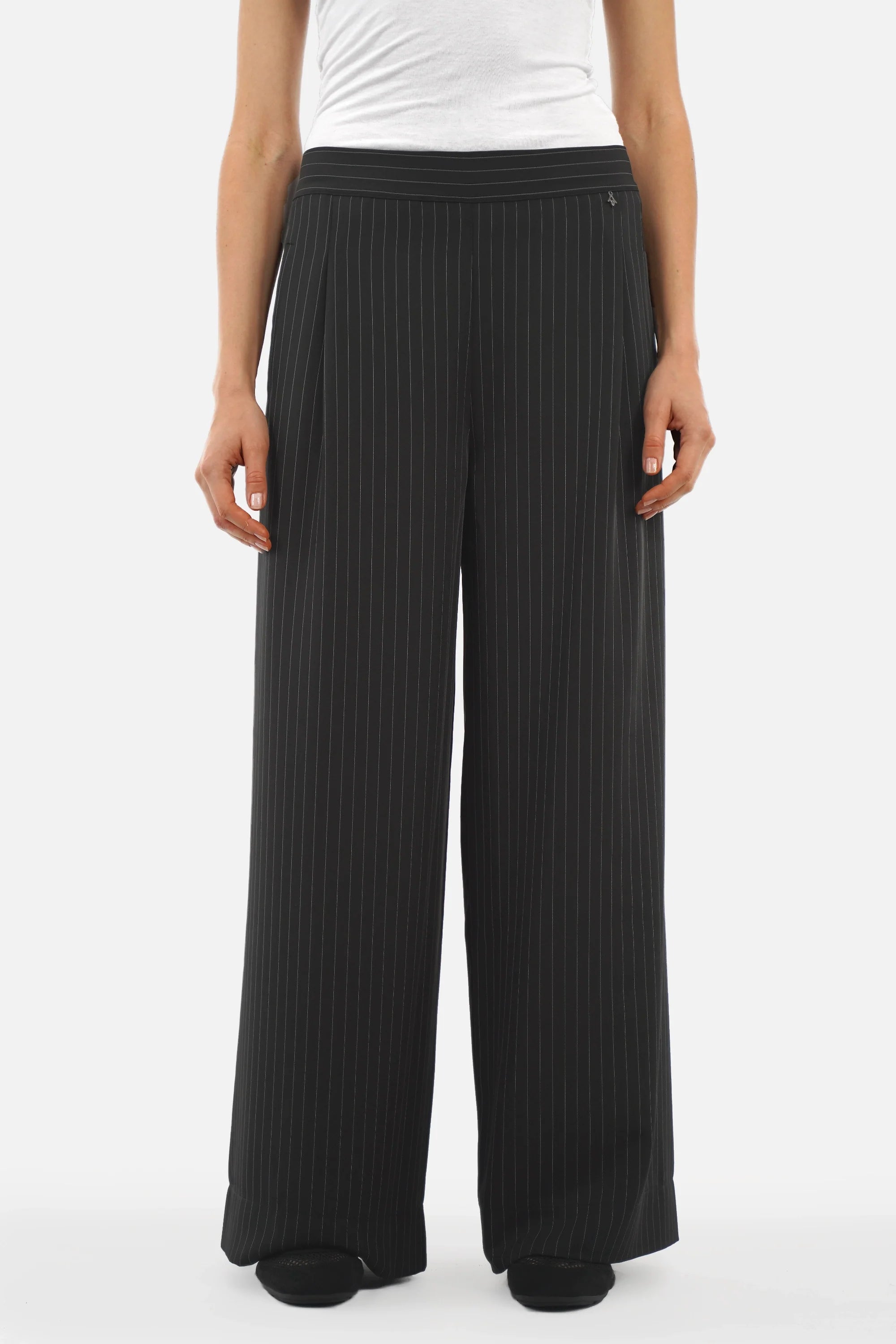 LARA.K Wide Leg Pants lightweight flowing material elastic waistband side pockets regular fit