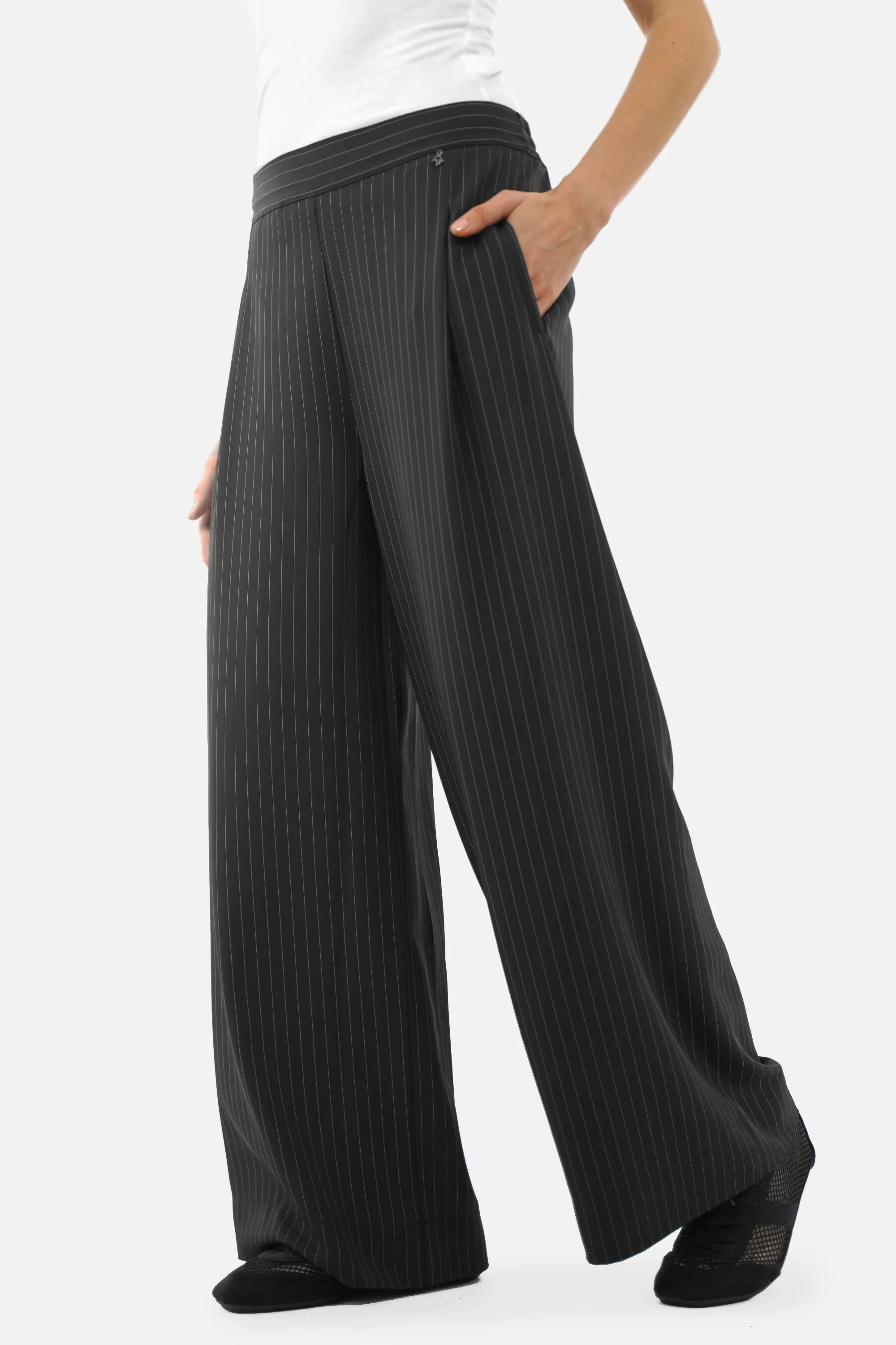 LARA.K Wide Leg Pants lightweight flowy material elastic waistband side pockets regular fit