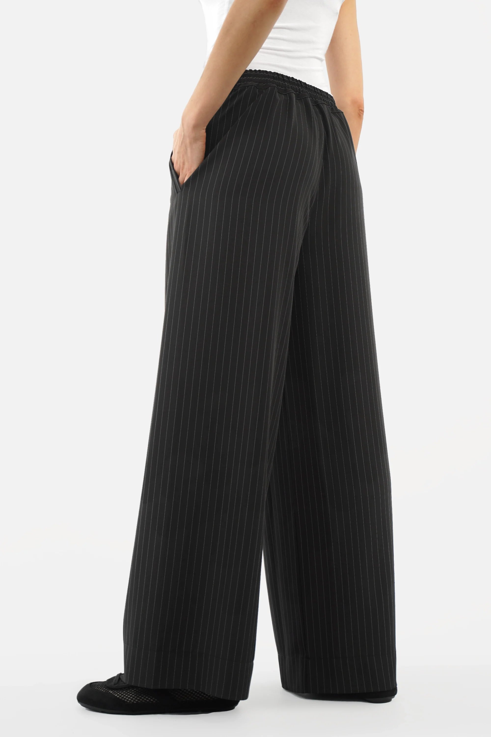 LARA.K Wide Leg Pants in lightweight, wrinkle-resistant fabric with elastic back waistband and side pockets