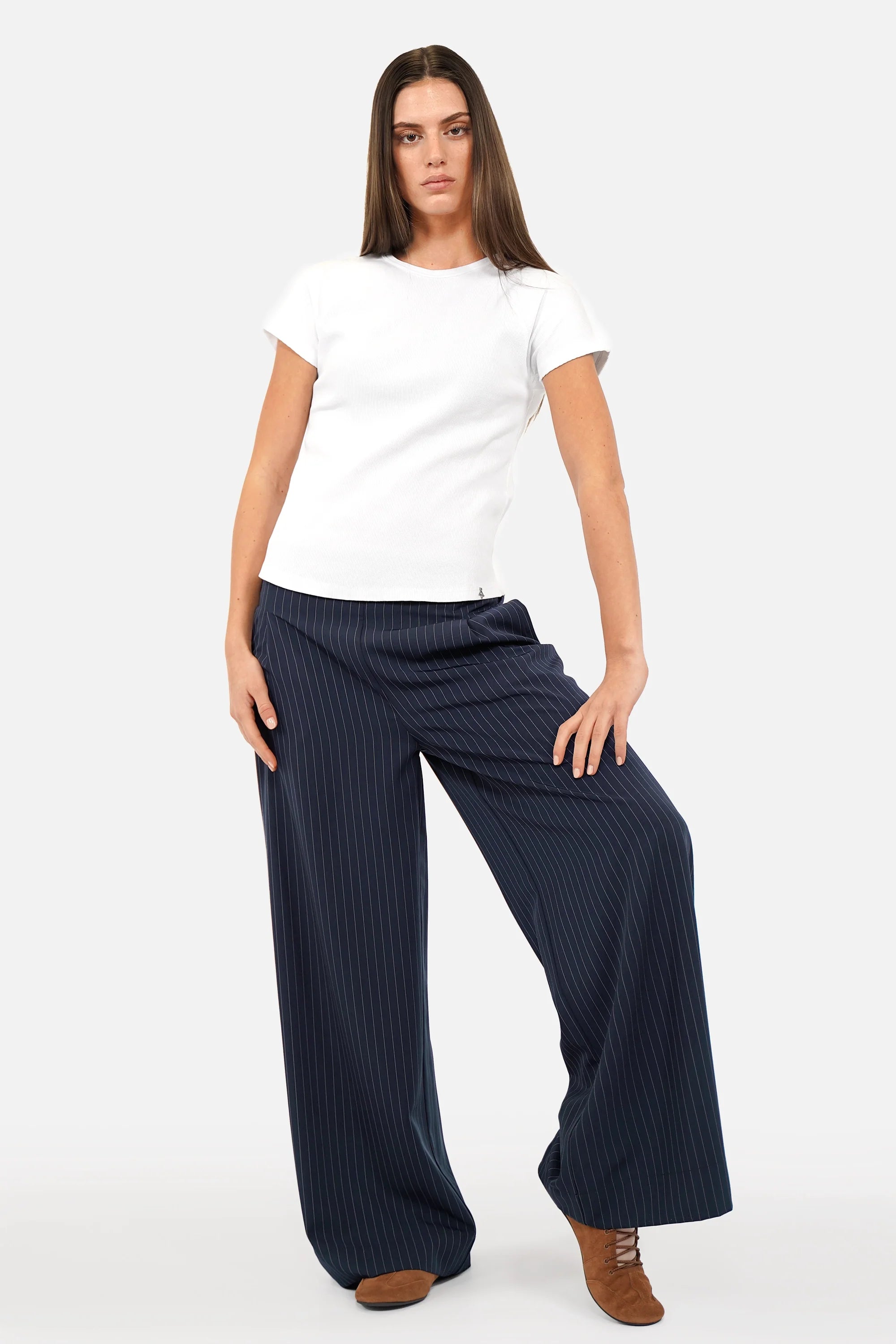 LARA.K Wide Leg Pants in lightweight, wrinkle-resistant fabric with elastic waistband and side pockets