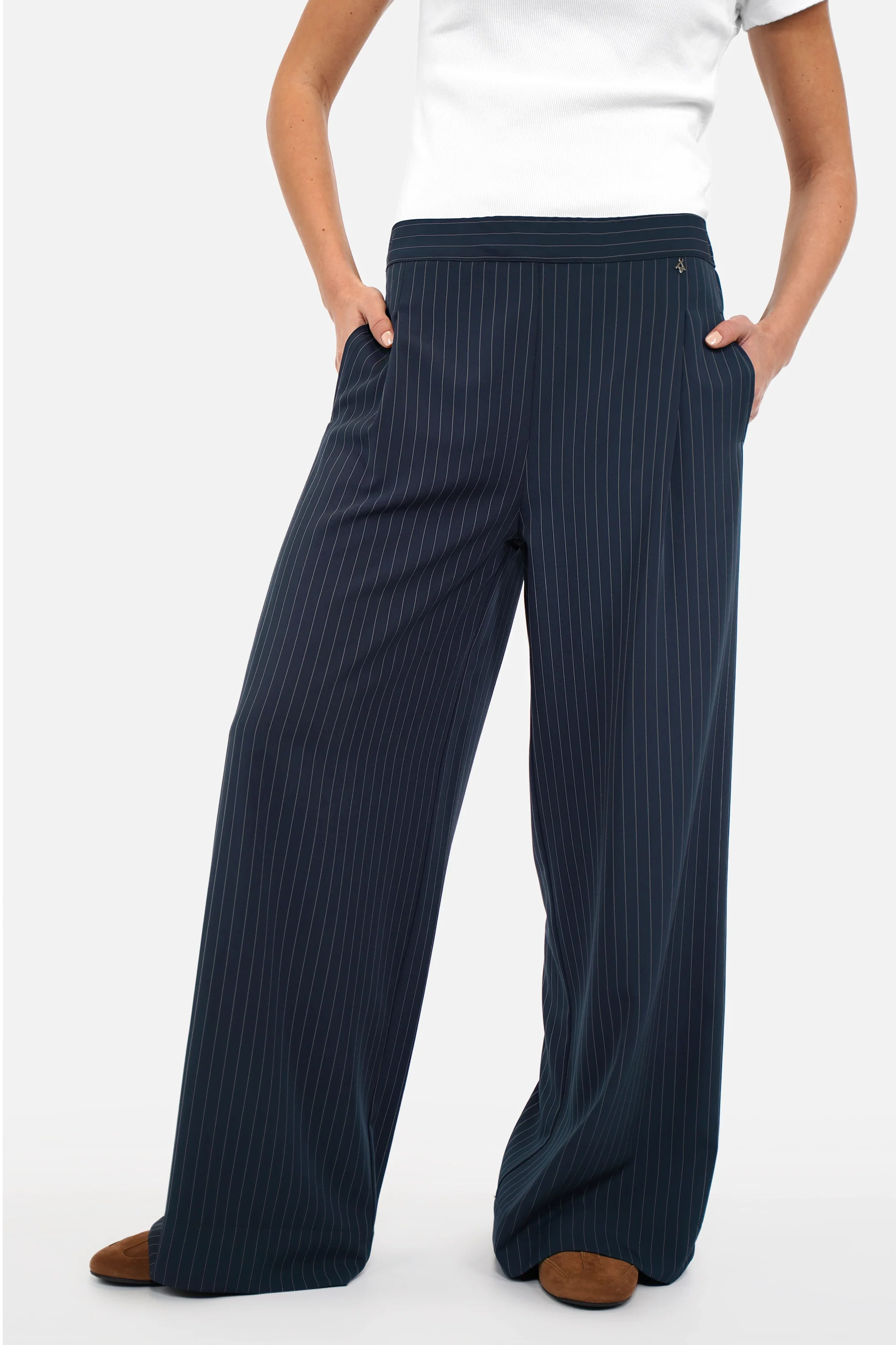 LARA.K Wide Leg Pants lightweight flowy fabric elastic waistband side pockets regular fit model wearing size S