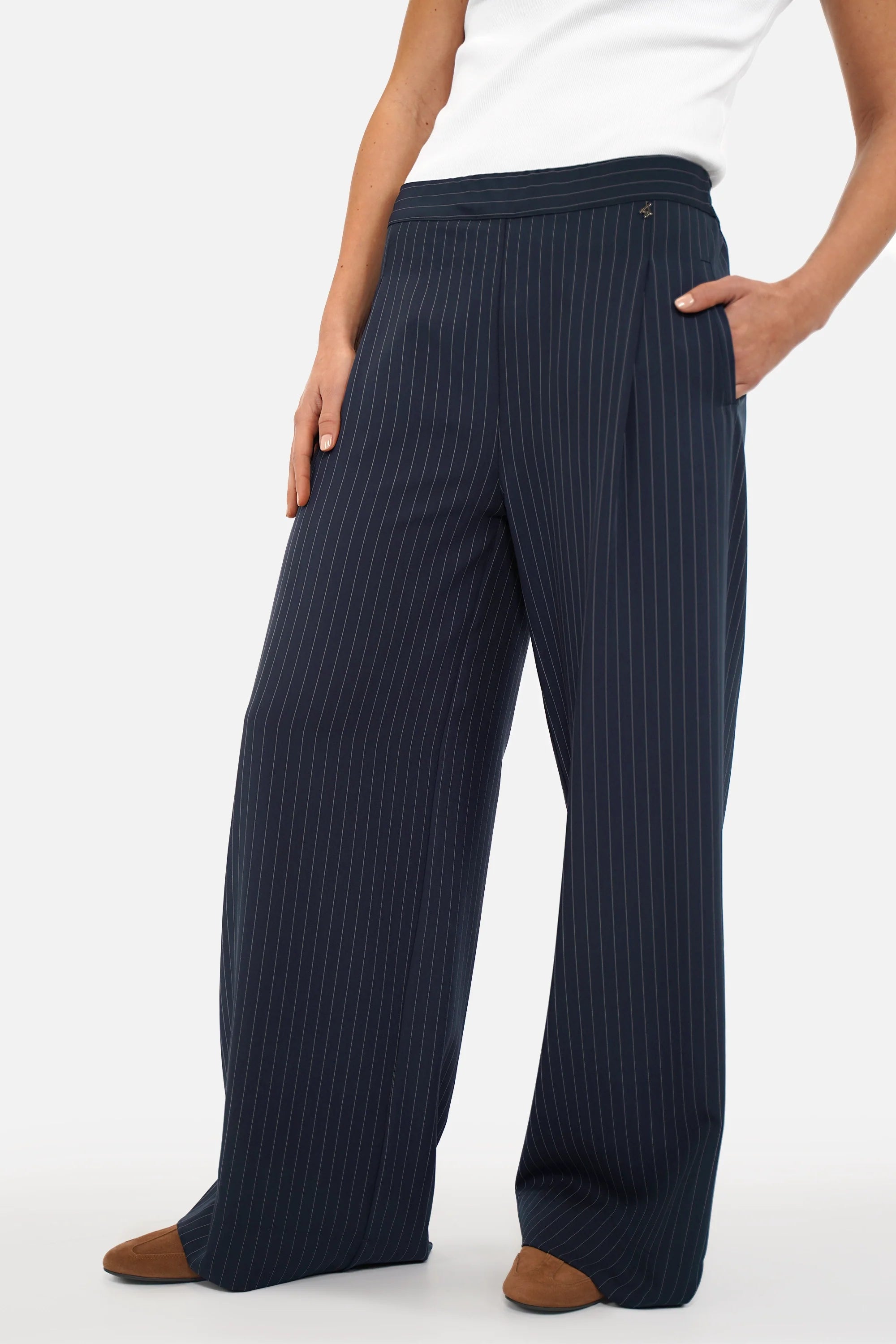 LARA.K Wide Leg Pants in lightweight wrinkle-resistant fabric with elastic waistband and side pockets