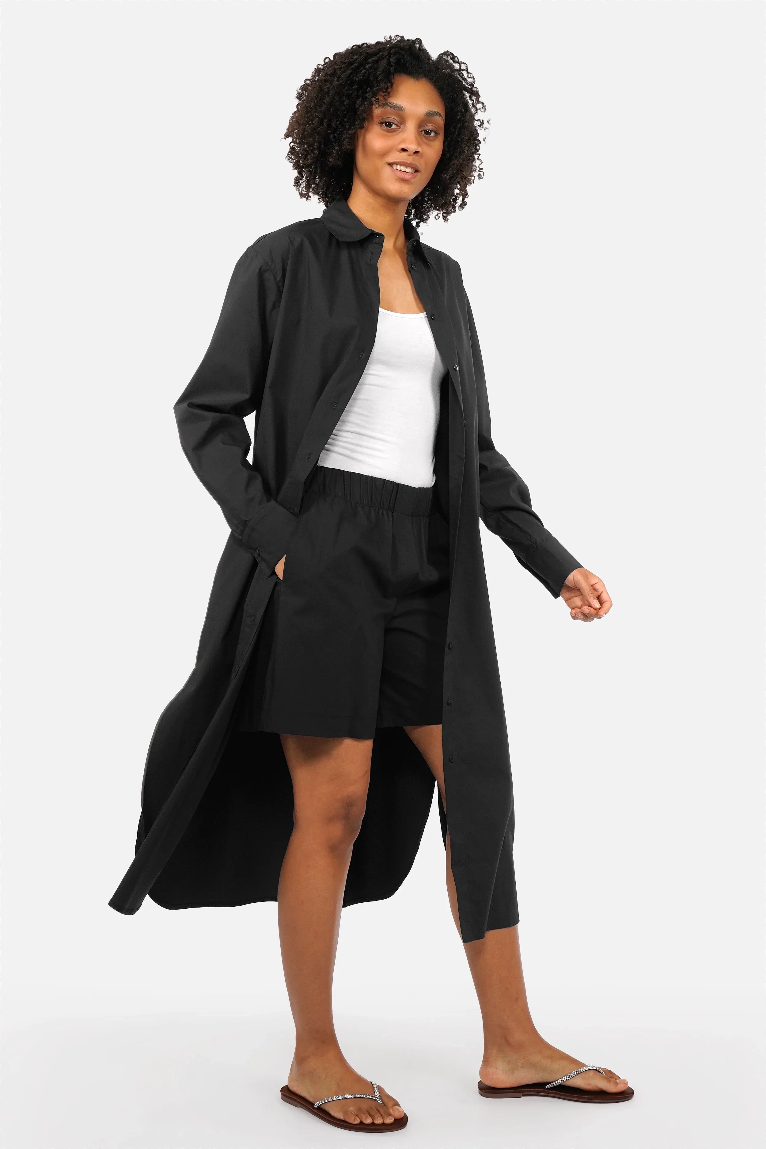 LARJE Popeline Hemdblusenkleid aus Baumwollpopeline mit Hemdkragen, Knopfleiste und seitlichen Eingrifftaschen in Regular Fit und Midi Länge