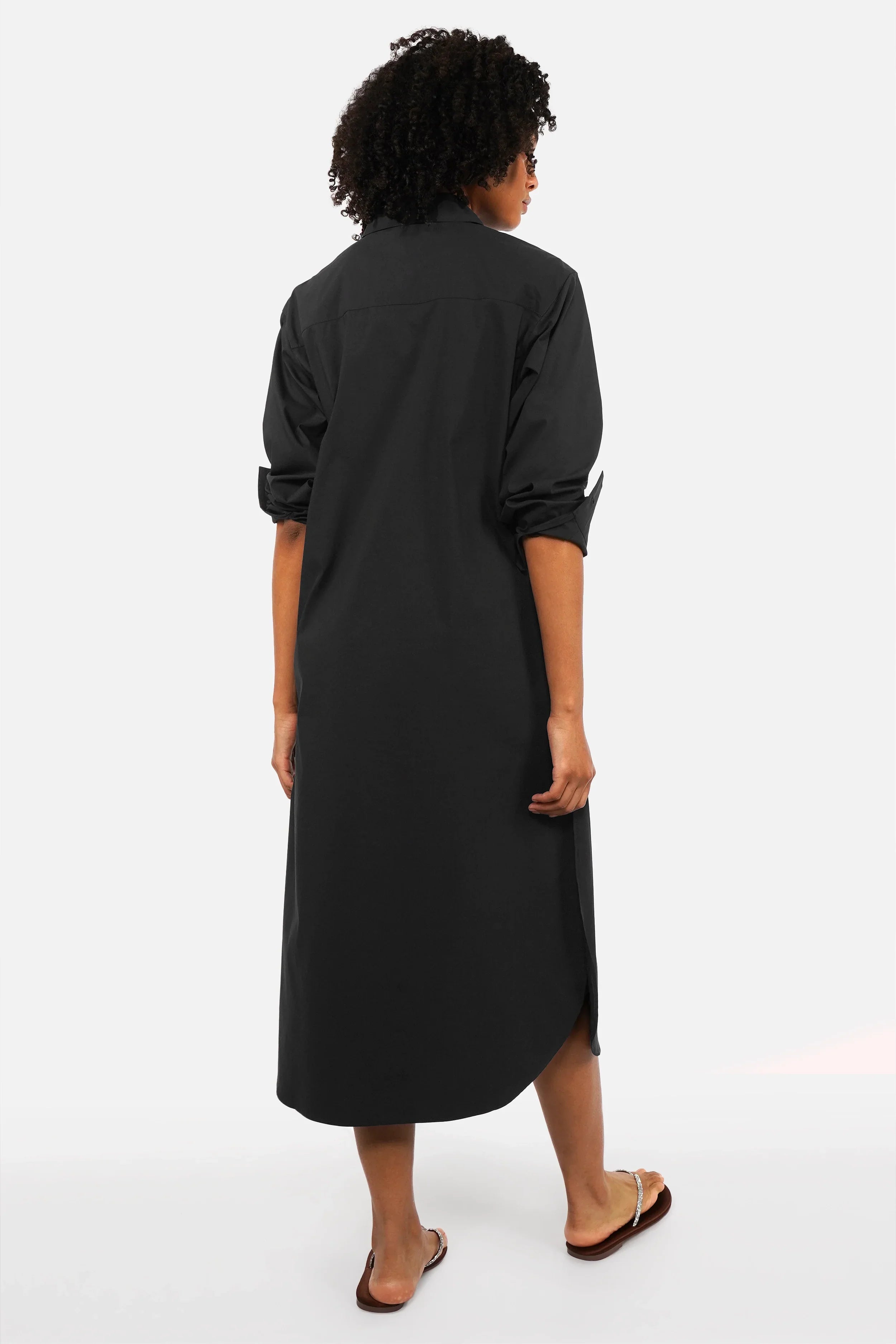 LARJE Popeline Hemdblusenkleid midi Länge aus Baumwollpopeline mit Hemdkragen und Seitentaschen