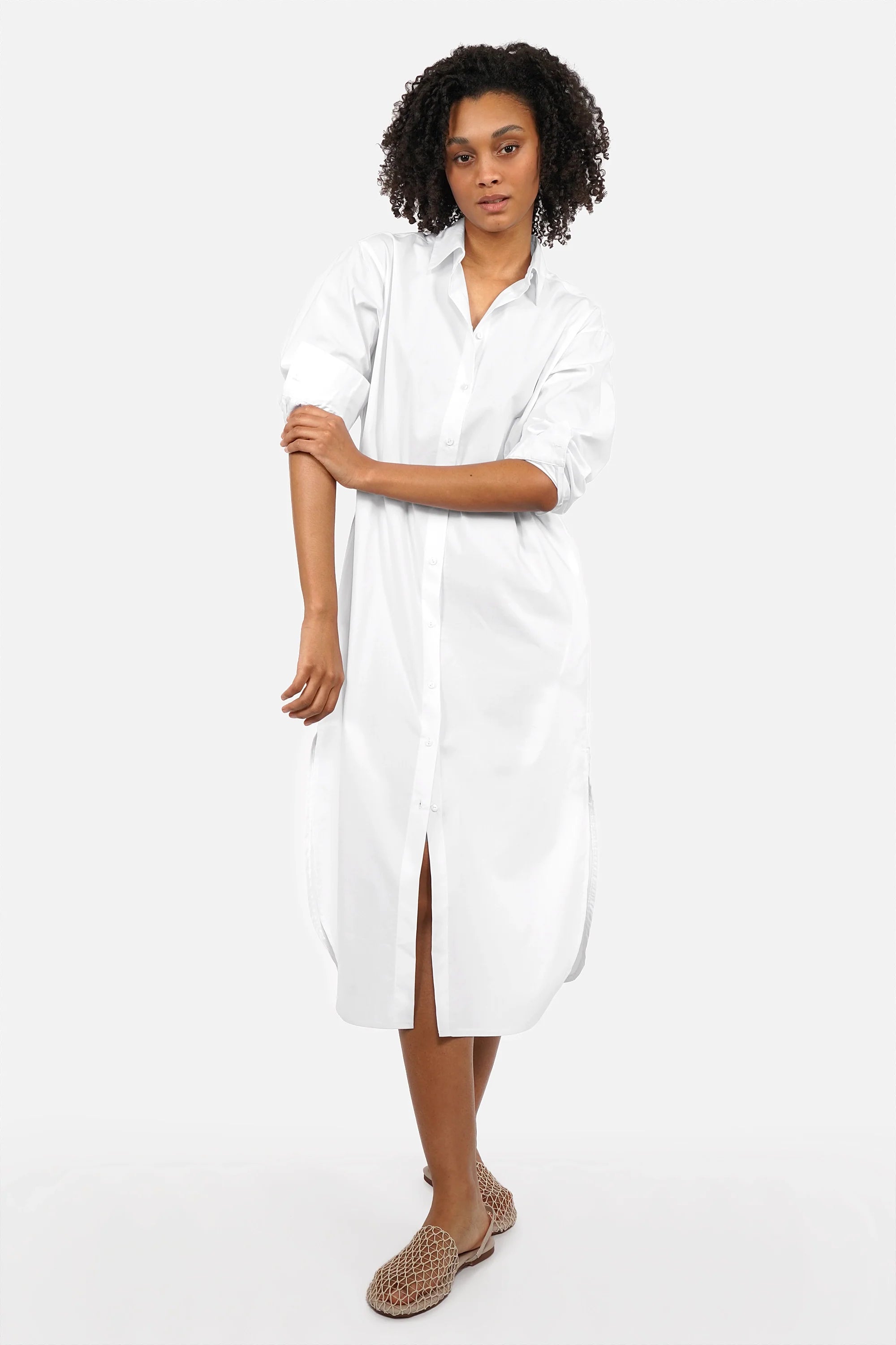 LARJE Popeline Hemdblusenkleid aus Baumwollpopeline mit Hemdkragen, Knopfleiste, Manschetten, Seitentaschen und Midi Länge in Regular Fit