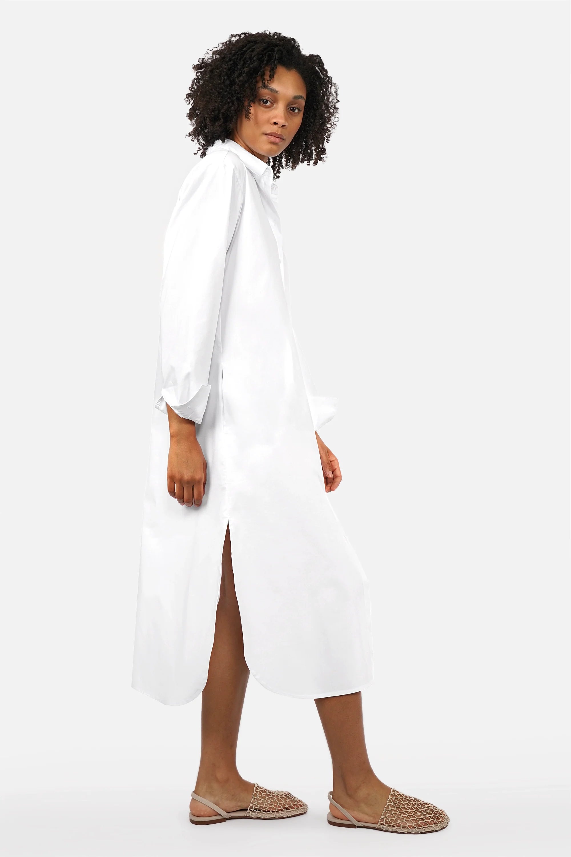 LARJE Popeline Hemdblusenkleid midi cotton shirt dress with collar, cuffs, button placket, side pockets, side slits, rounded hem, and regular fit