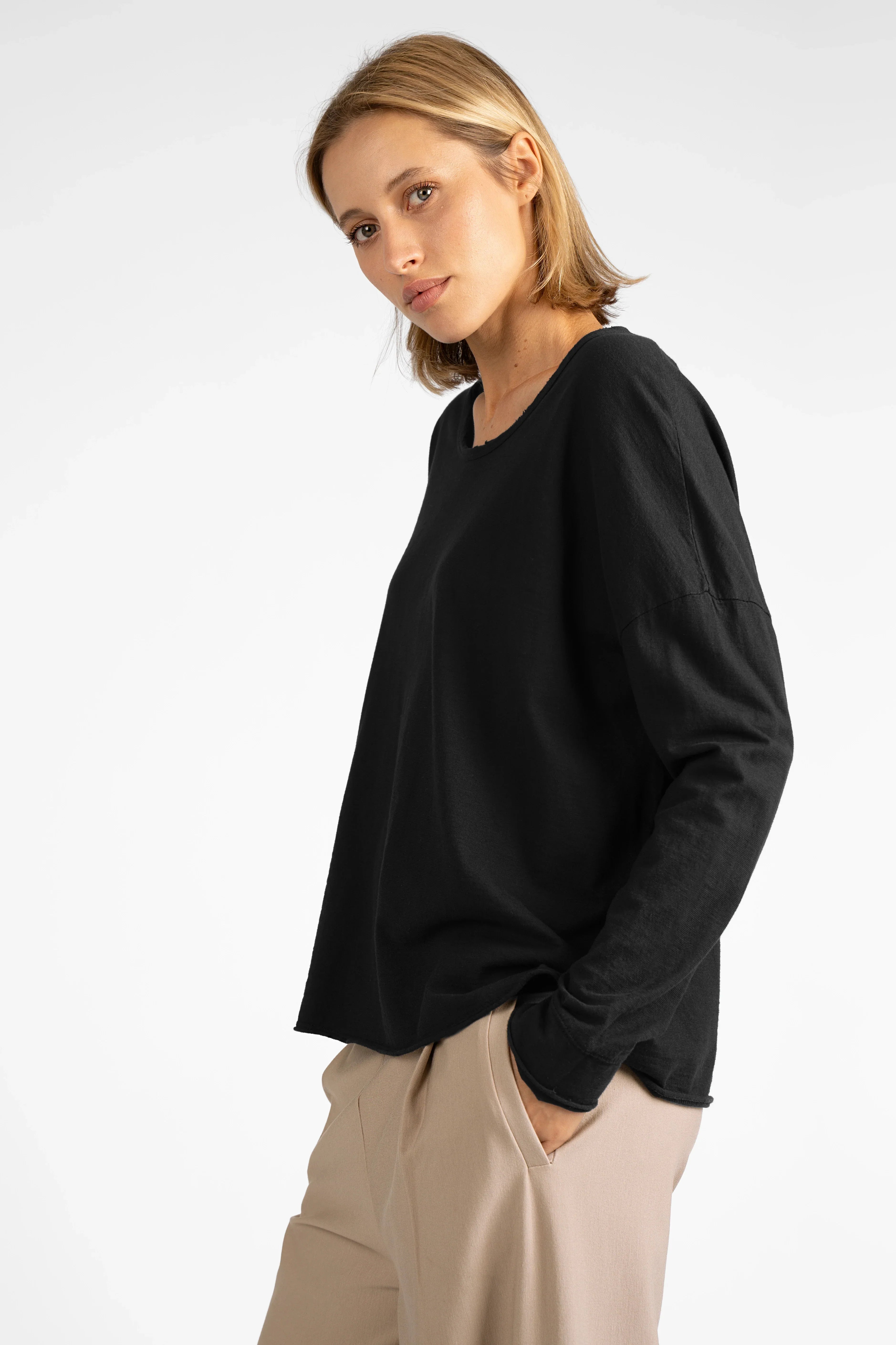 Schwarzes LARXA Longsleeve aus weicher Fiammato-Baumwolle mit Rundhalsausschnitt und überschnittenen Schultern