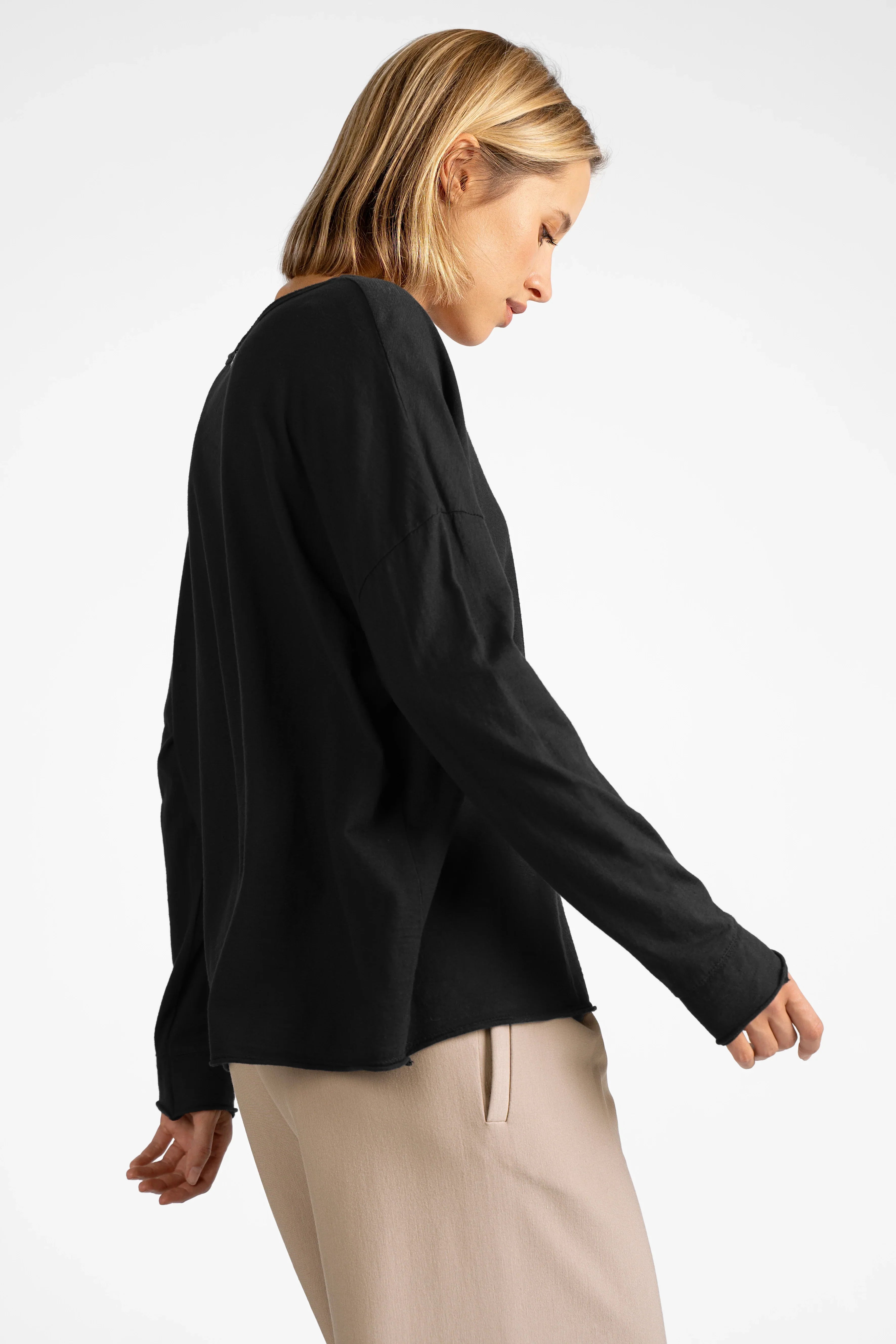 LARXA Longsleeve aus weicher Fiammato-Baumwolle mit Rundhalsausschnitt und überschnittenen Schultern in schwarz