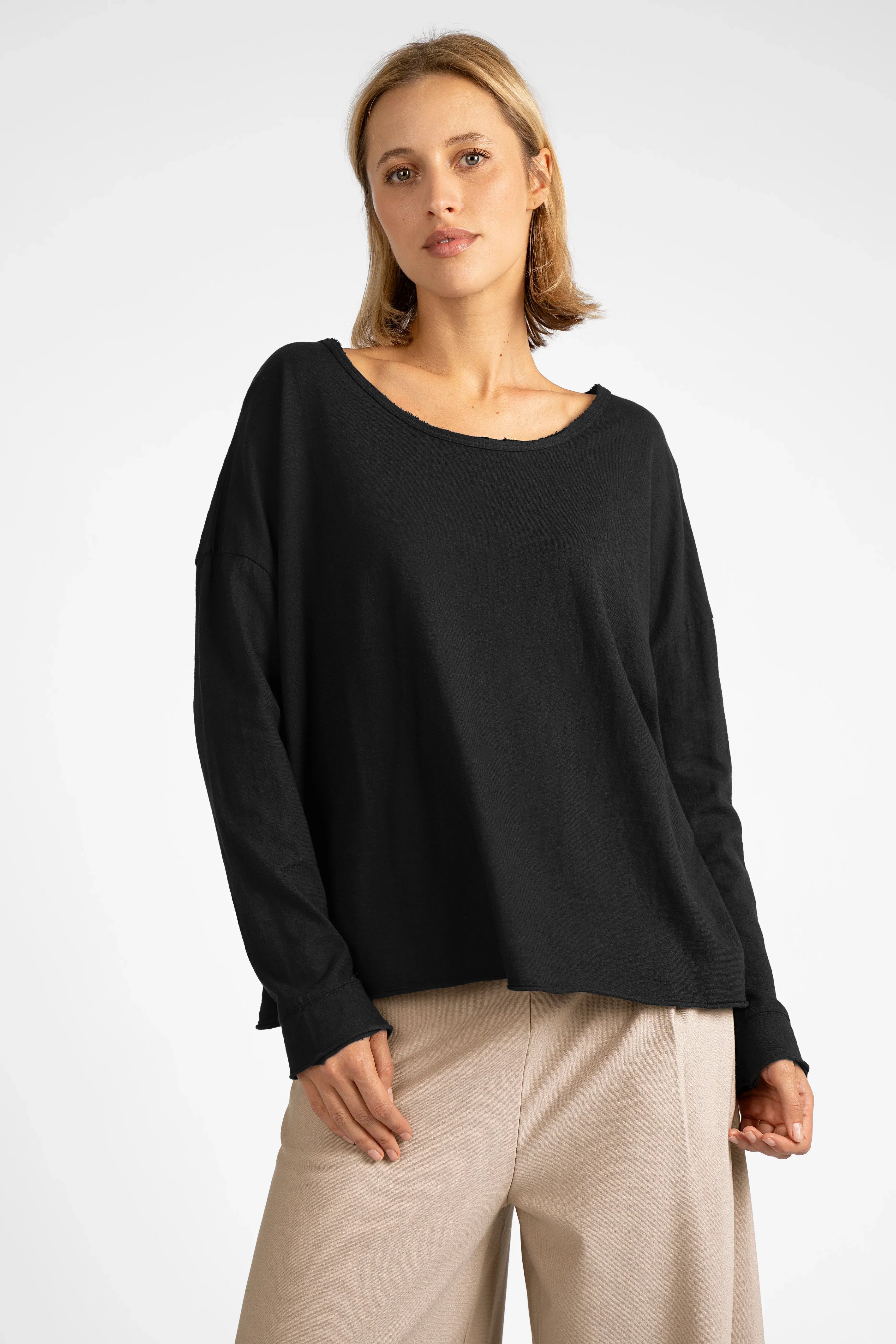 LARXA Longsleeve black soft fiammato cotton regular fit with raw edge round neckline and cuffs