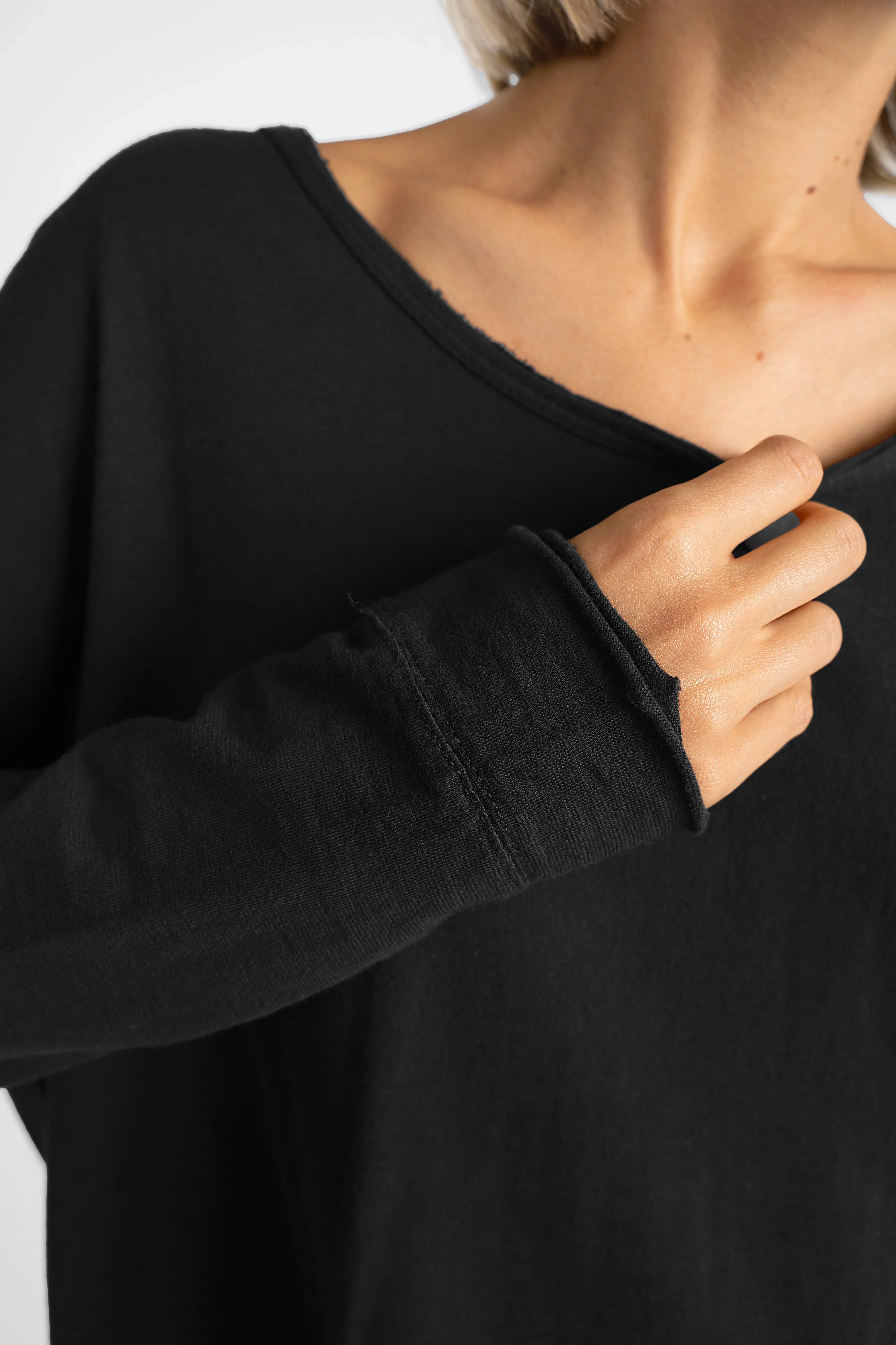 LARXA Longsleeve schwarzes Fiammato-Baumwollshirt mit rundem Ausschnitt und offenen Kanten in Regular Fit