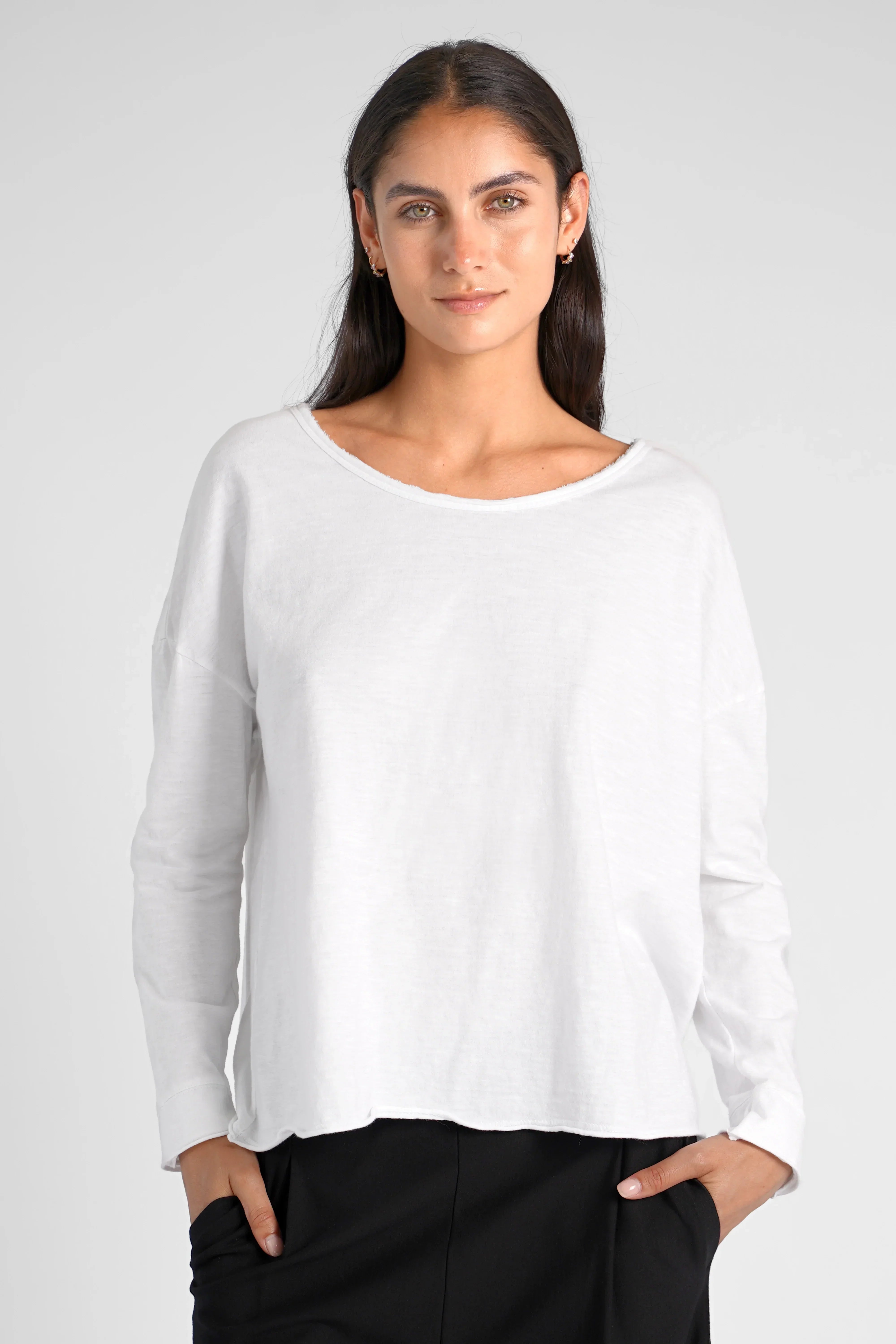 Woman wearing white LARXA Longsleeve made of soft Fiammato cotton with round neckline and dropped shoulders