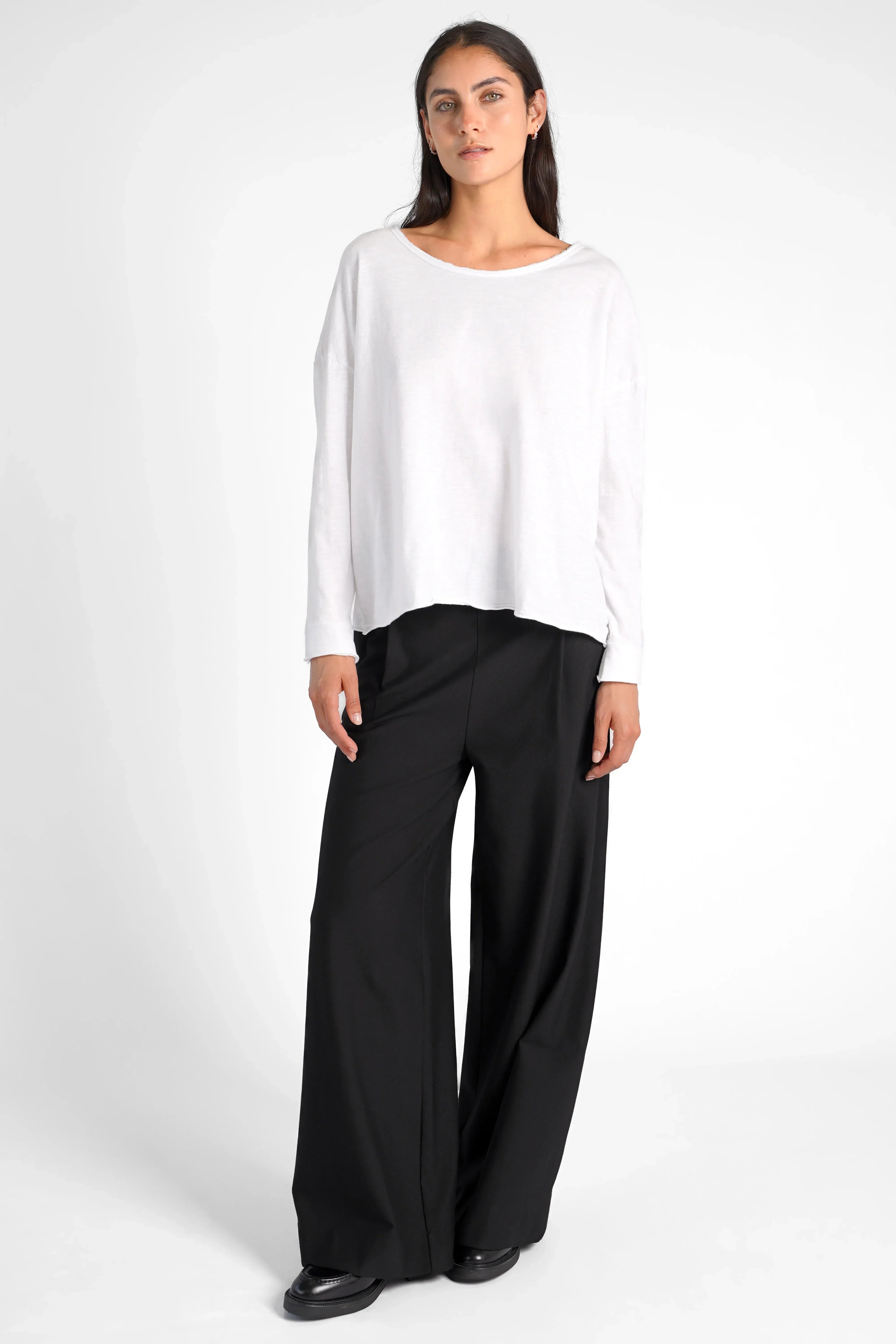 LARXA Longsleeve white soft fiammato cotton with round neckline and regular fit on model