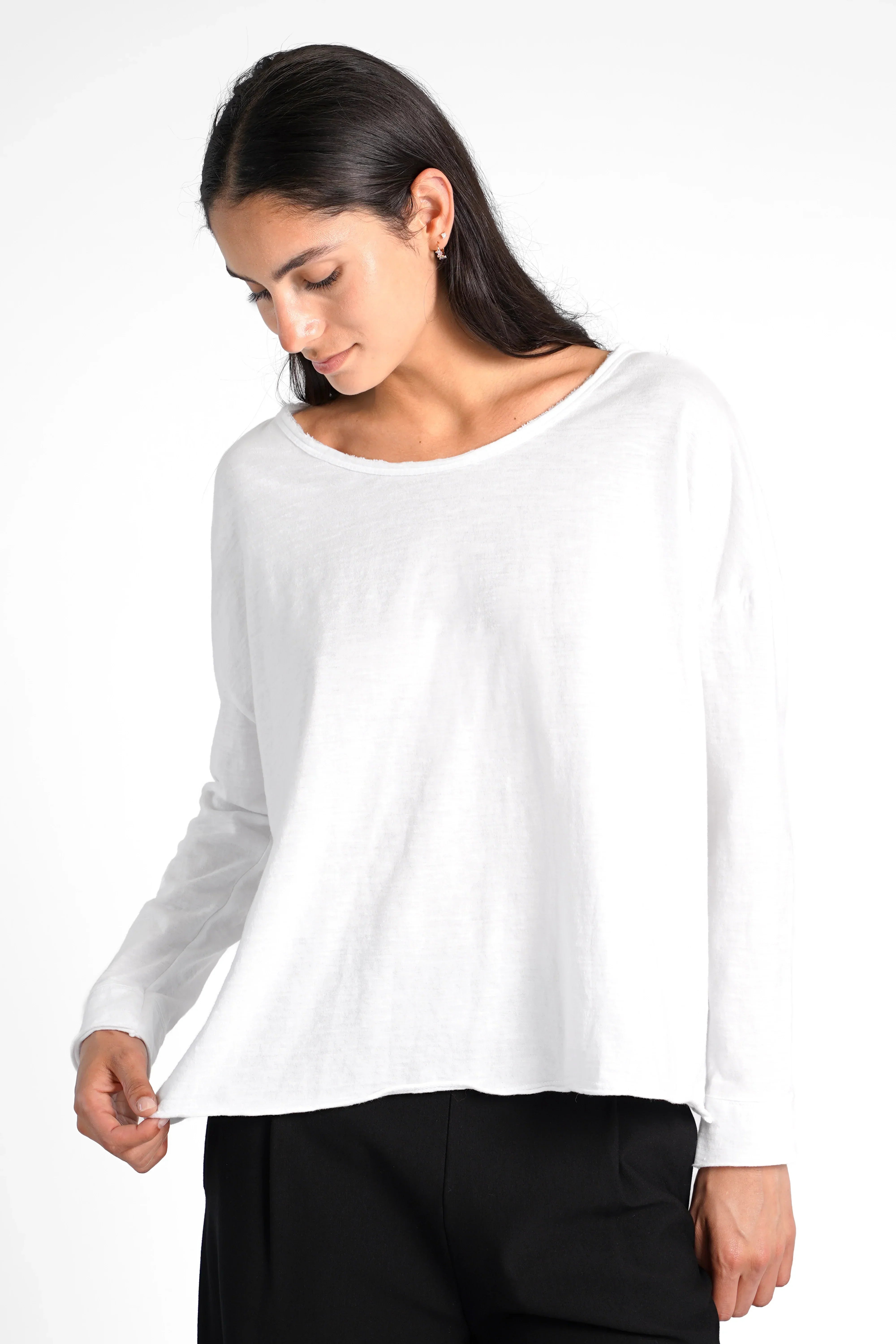 Woman wearing white LARXA Longsleeve made of soft Fiammato cotton with round neck and open-edge cuffs