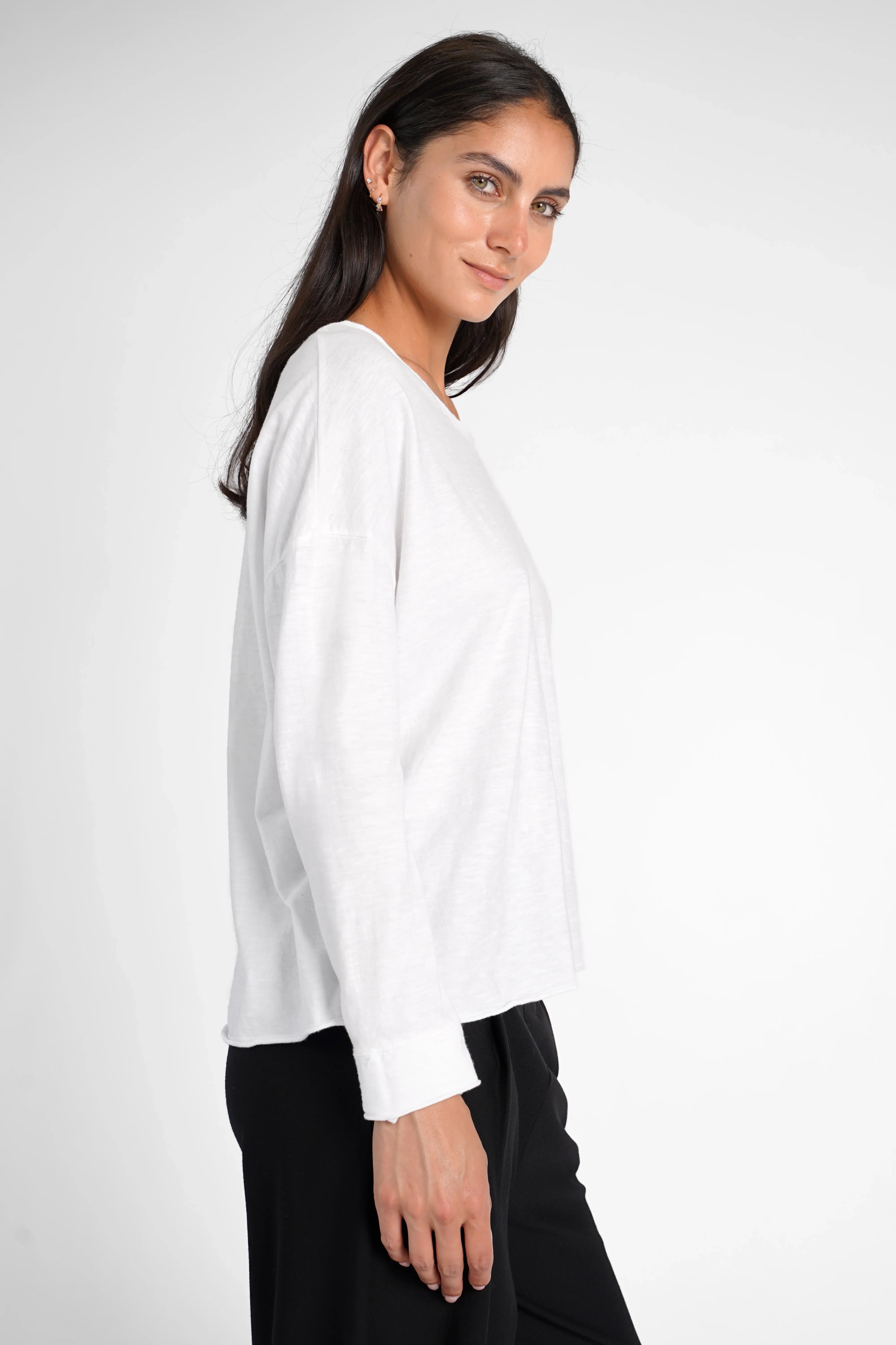 Weißes LARXA Longsleeve aus weicher Fiammato-Baumwolle mit Rundhalsausschnitt und überschnittenen Schultern