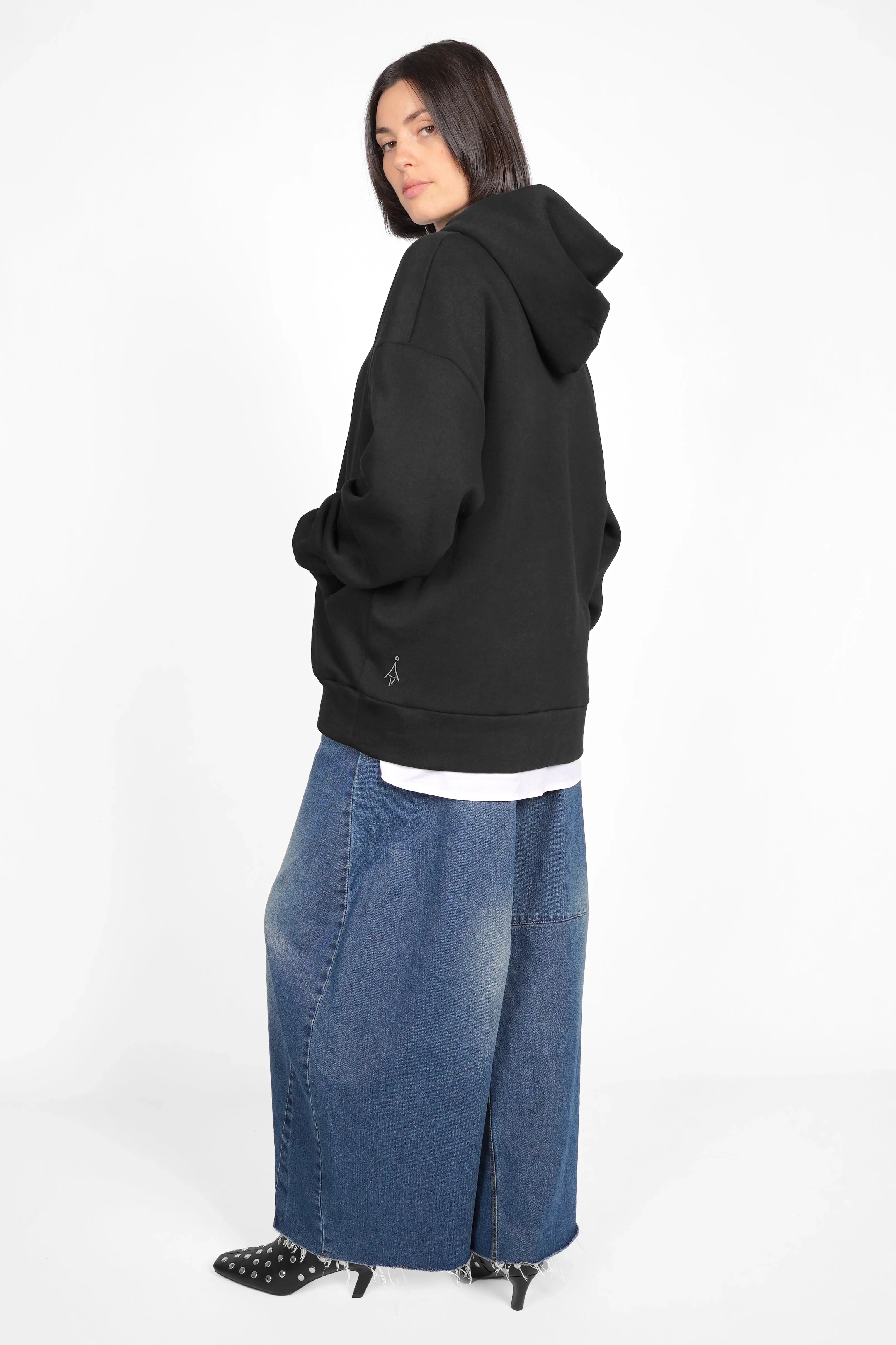 schwarzer Oversize Hoodie aus weicher Baumwolle mit großer Kapuze und dezentem Logo am Saum