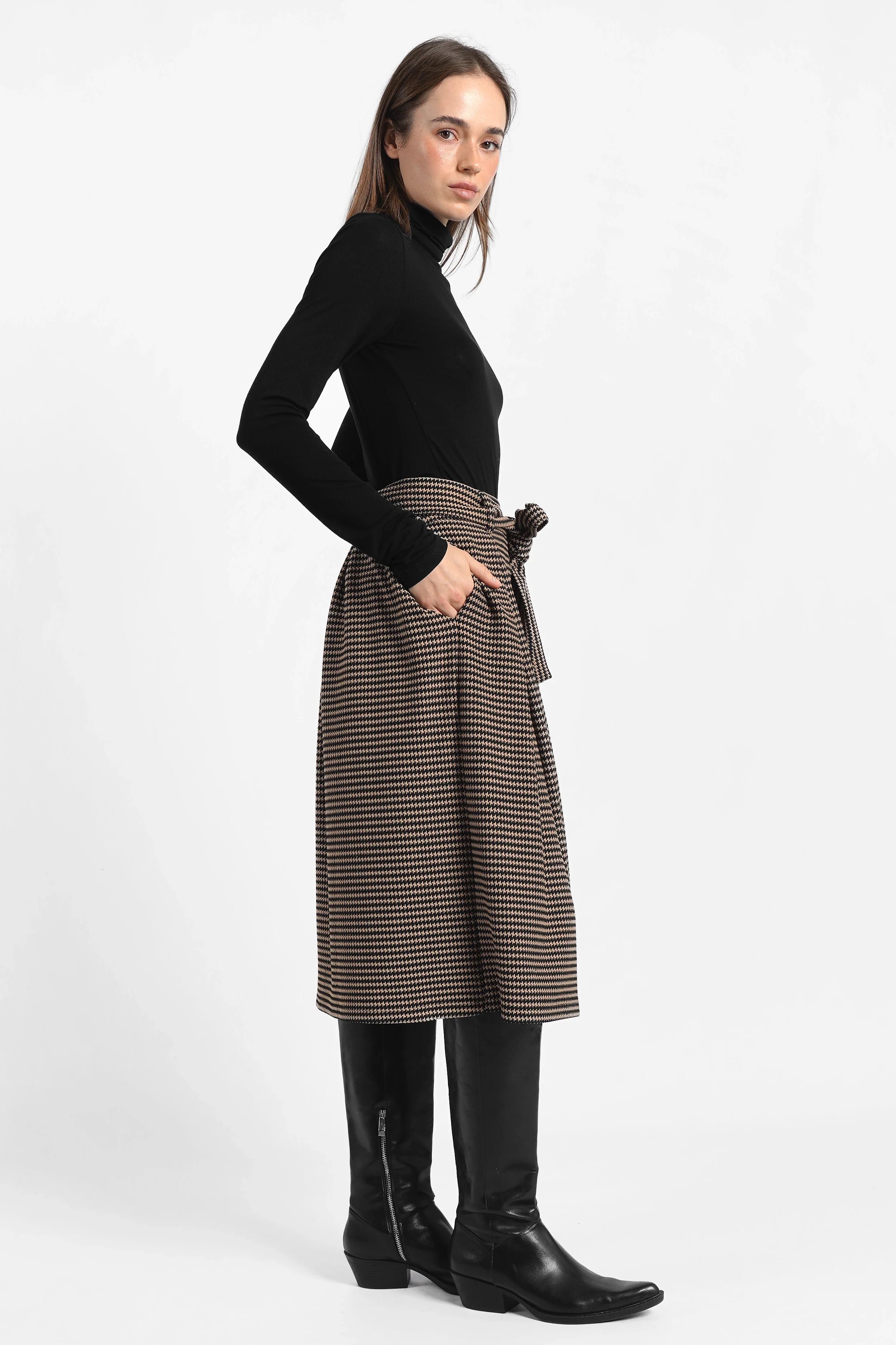 LAVIEE Rock midi skirt with houndstooth pattern, elastic waistband, tie belt, and side pockets in A-line cut.