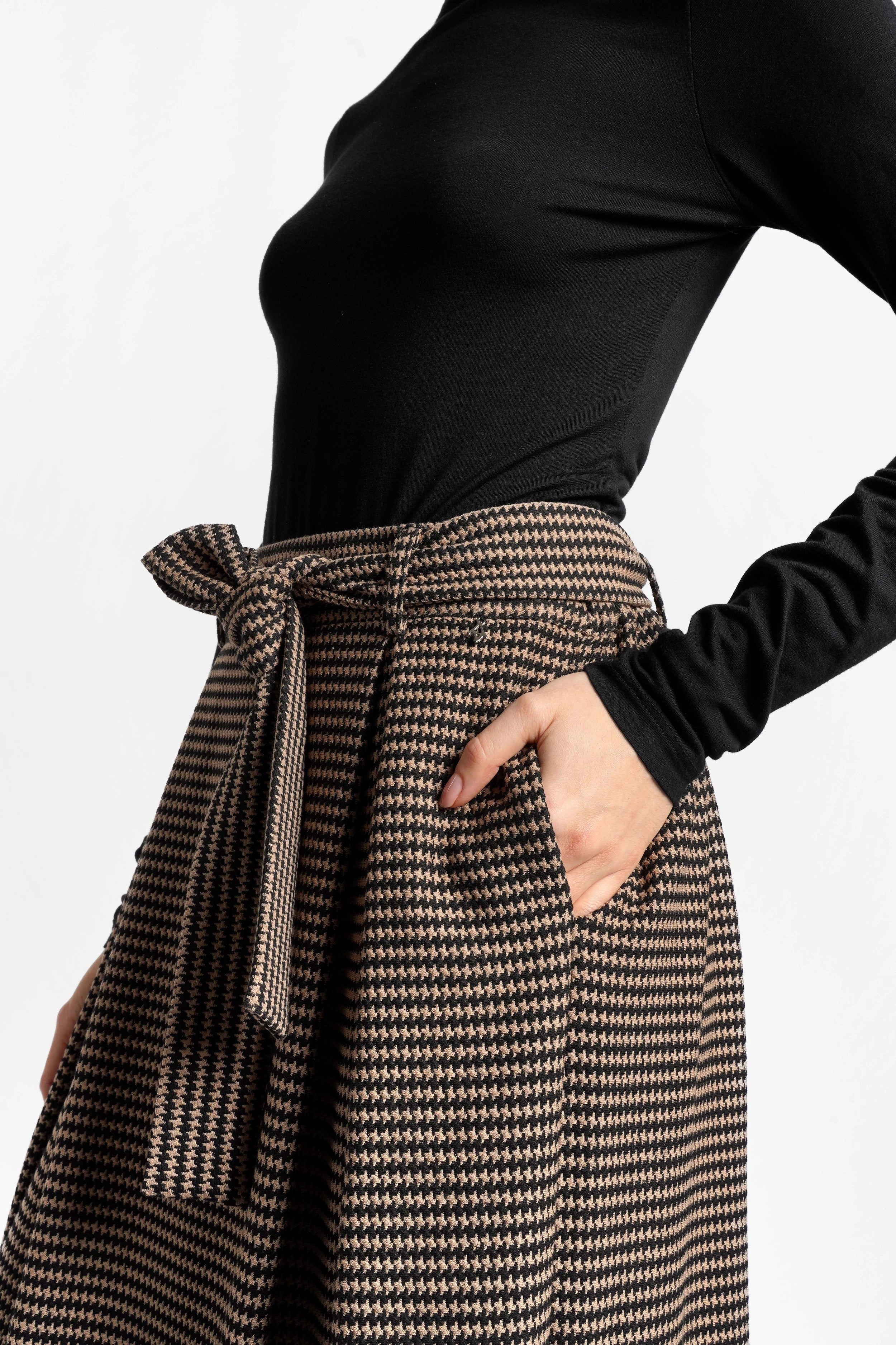 LAVIEE Rock midi skirt with classic houndstooth pattern, elastic back waistband, front pleats, side pockets, belt, and A-line silhouette.