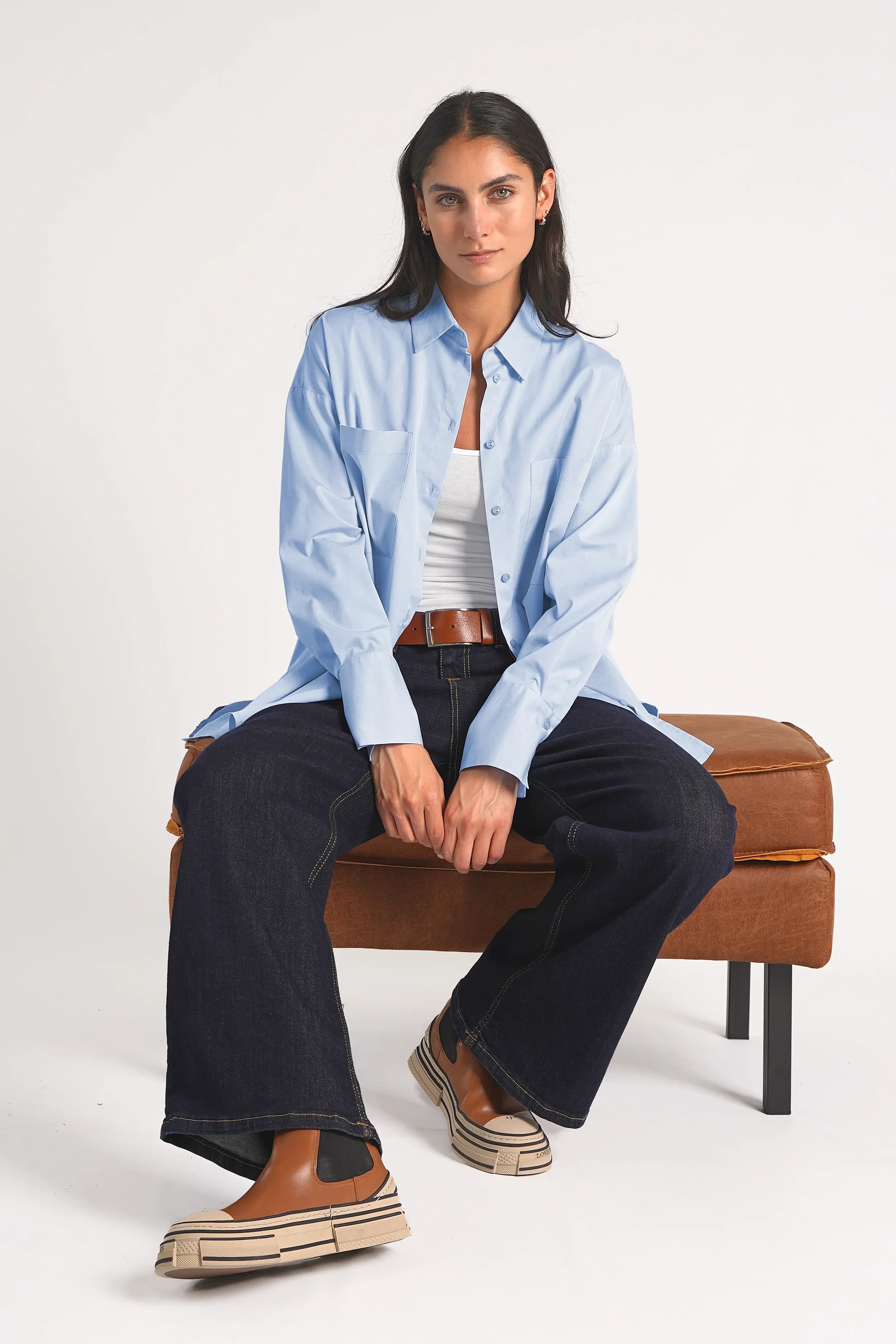 Frau trägt hellblaue LEA.K Loose Fit Bluse aus Baumwollpopeline mit Hemdkragen und Brusttaschen