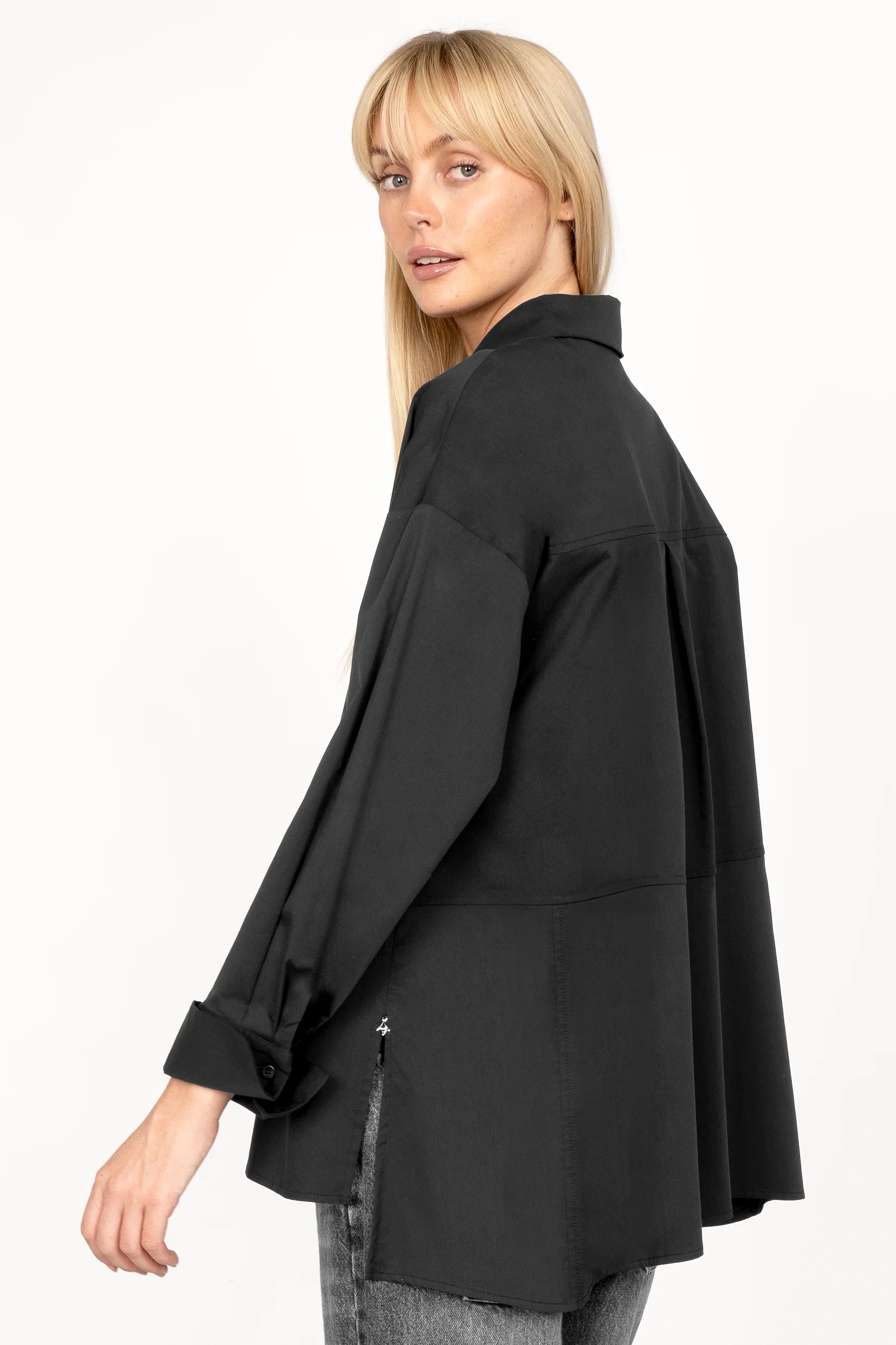 LEA.K Loose Fit Bluse aus Baumwollpopeline mit gerader Silhouette, verlängertem Rückenteil und tiefen Seitenschlitzen in Schwarz