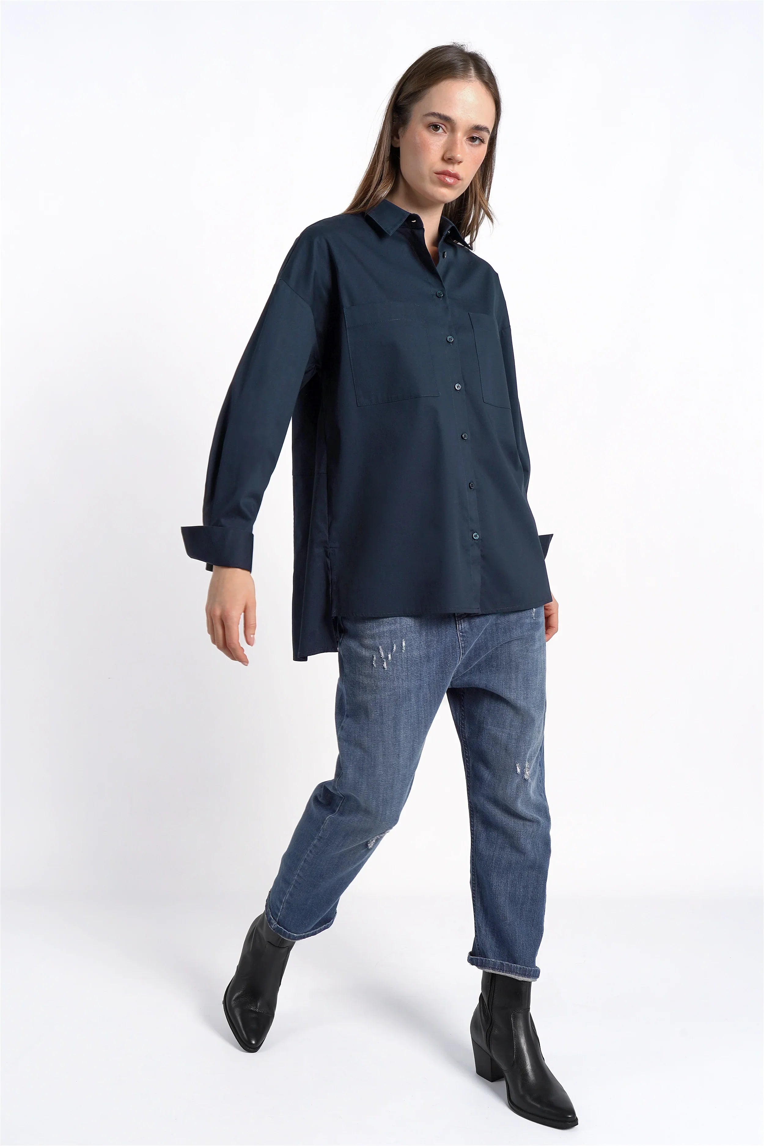 Dunkelblaue LEA.K Loose Fit Bluse aus Baumwollpopeline mit Hemdkragen und Brusttaschen, locker geschnitten und hinten länger.