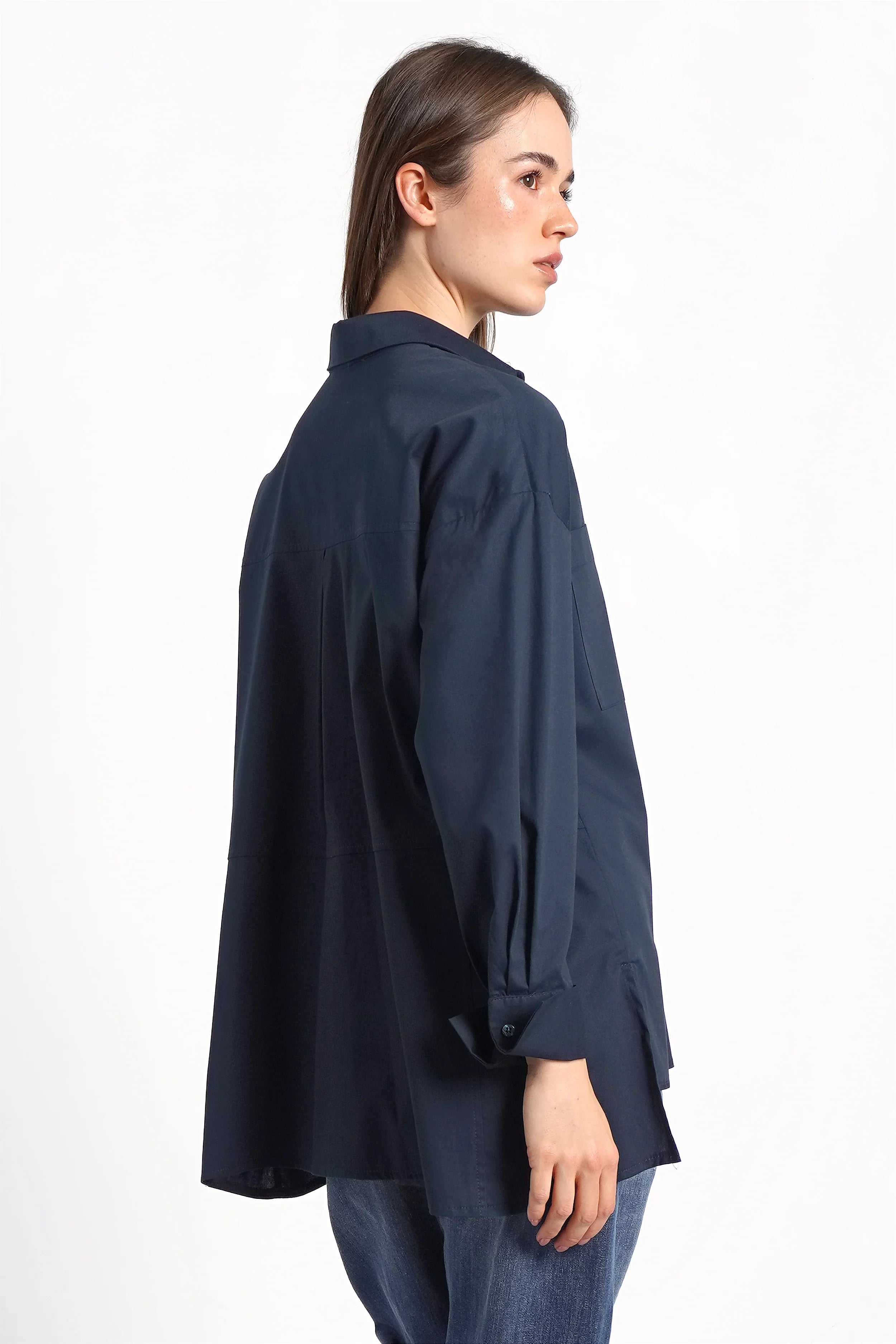 Dunkelblaue LEA.K Loose Fit Bluse aus Baumwollpopeline mit Hemdkragen und lockerer Passform, seitlichen Schlitzen und verlängertem Rückenteil getragen von Modell