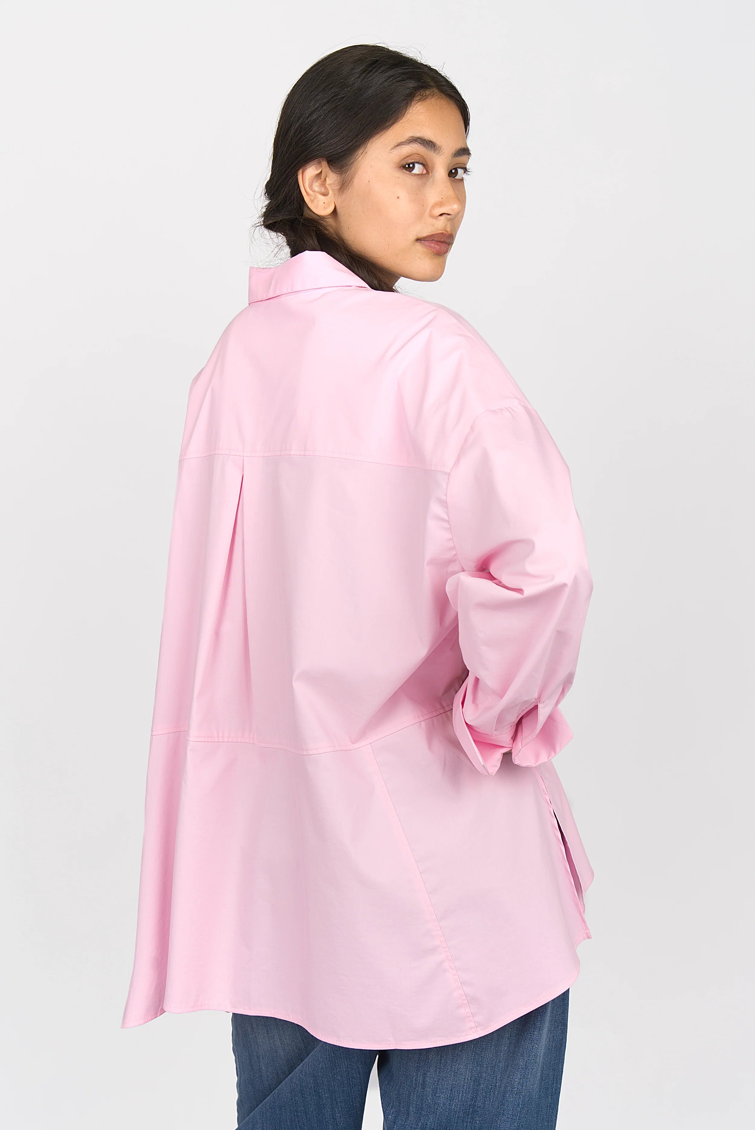 Woman wearing pink LEA.K Loose Fit blouse with back pleat and deep side slits
