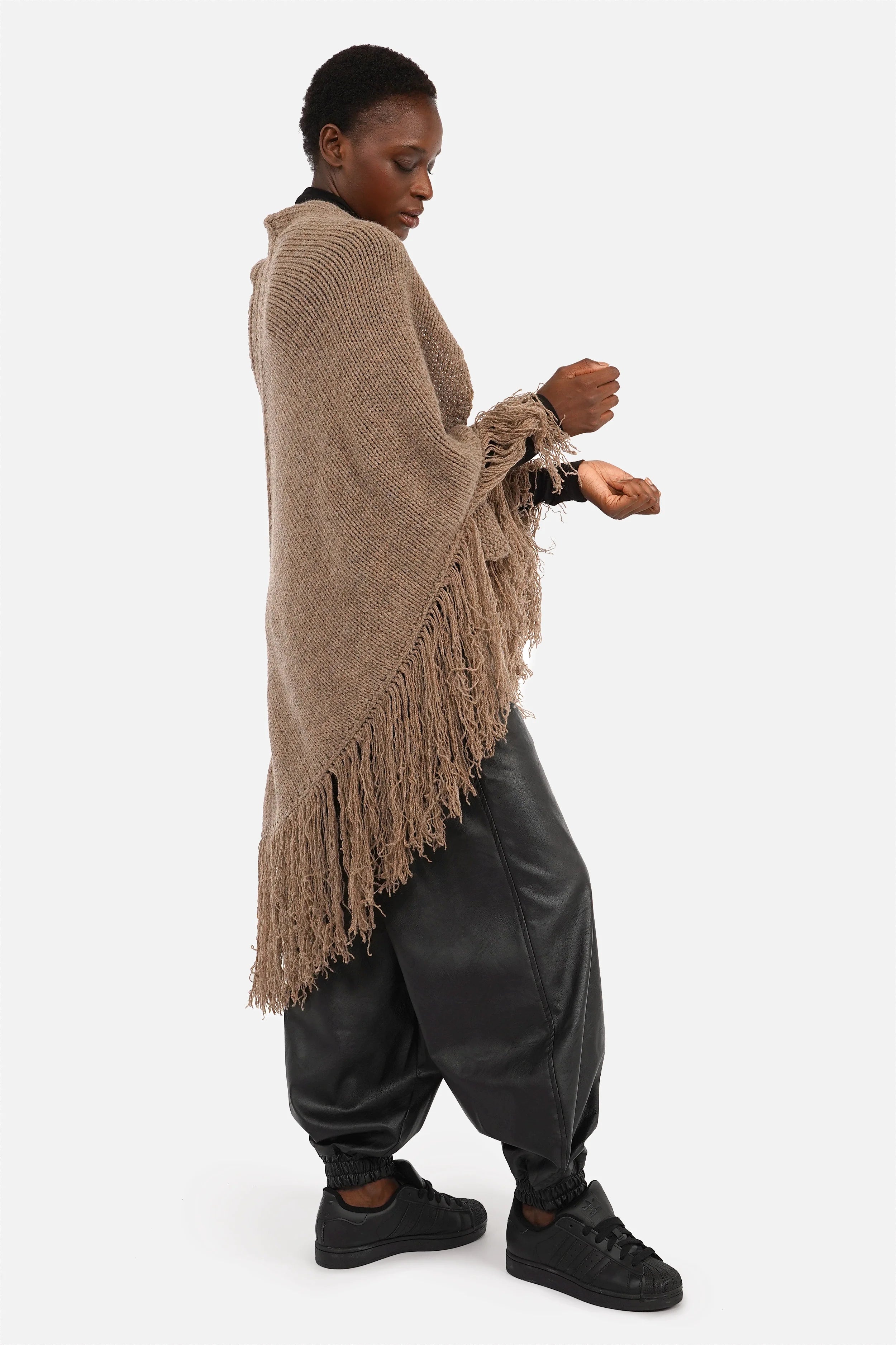 LEDANI Oversized Strick-Dreieckstuch mit Fransen, grob gestrickt, Dreiecksform, Ajourdetails, vielseitig tragbar