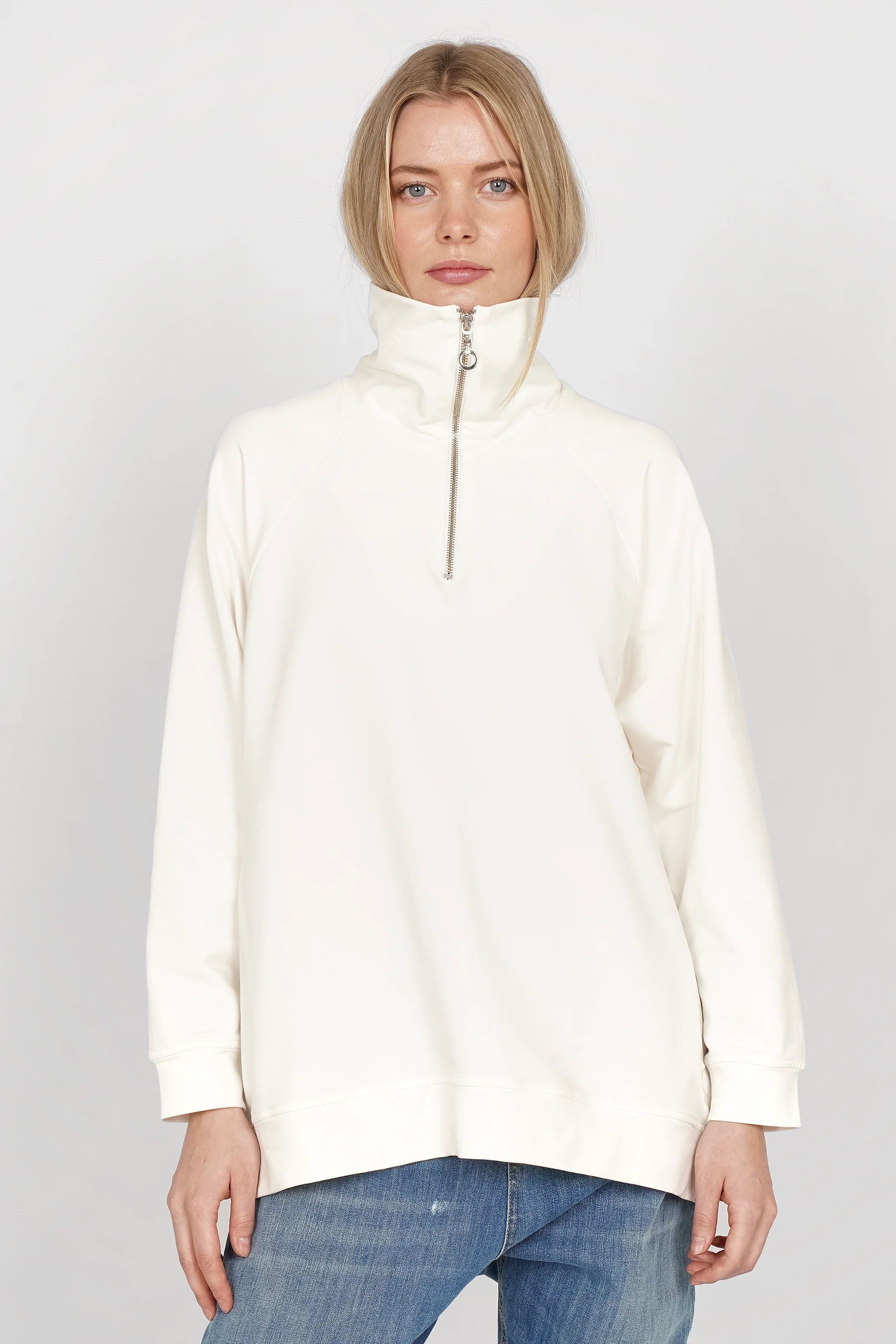 Troyer-Oversize Sweater in Weiß mit halbem Metallzipper, Stehkragen und tonaler Logo-Stickerei.