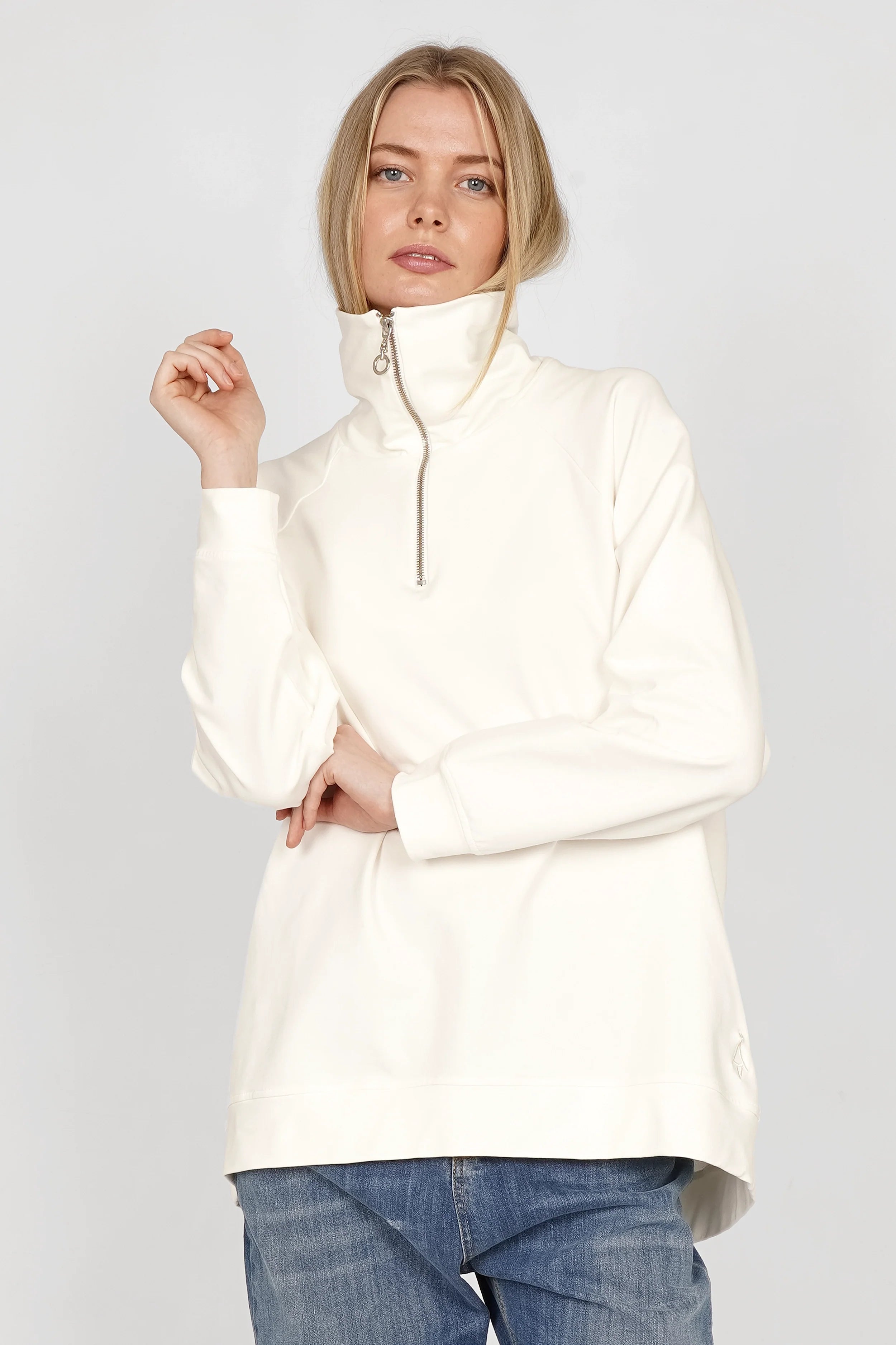 Damen Troyer-Oversize Sweater in Weiß mit halbem Metallzipper und Stehkragen