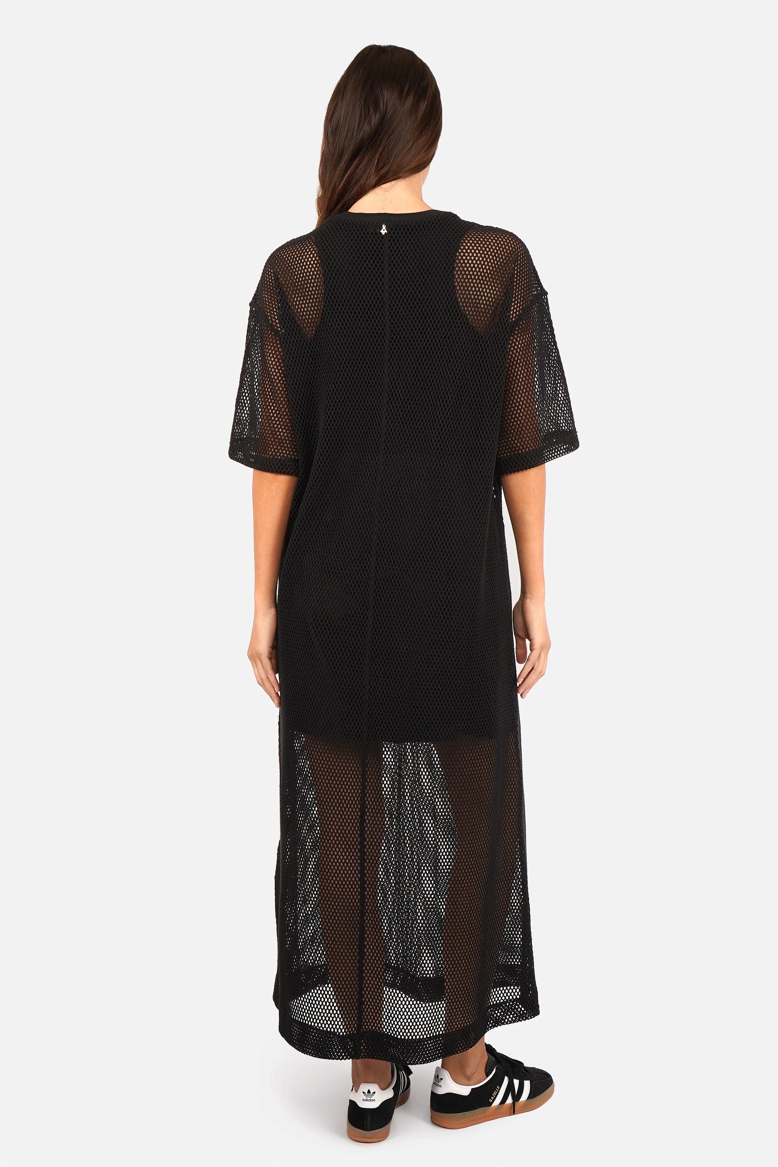 Weißes LENNIA Maxi-T-Shirt-Kleid aus gehäkeltem Stoff mit Rundhalsausschnitt und seitlichem Schlitz