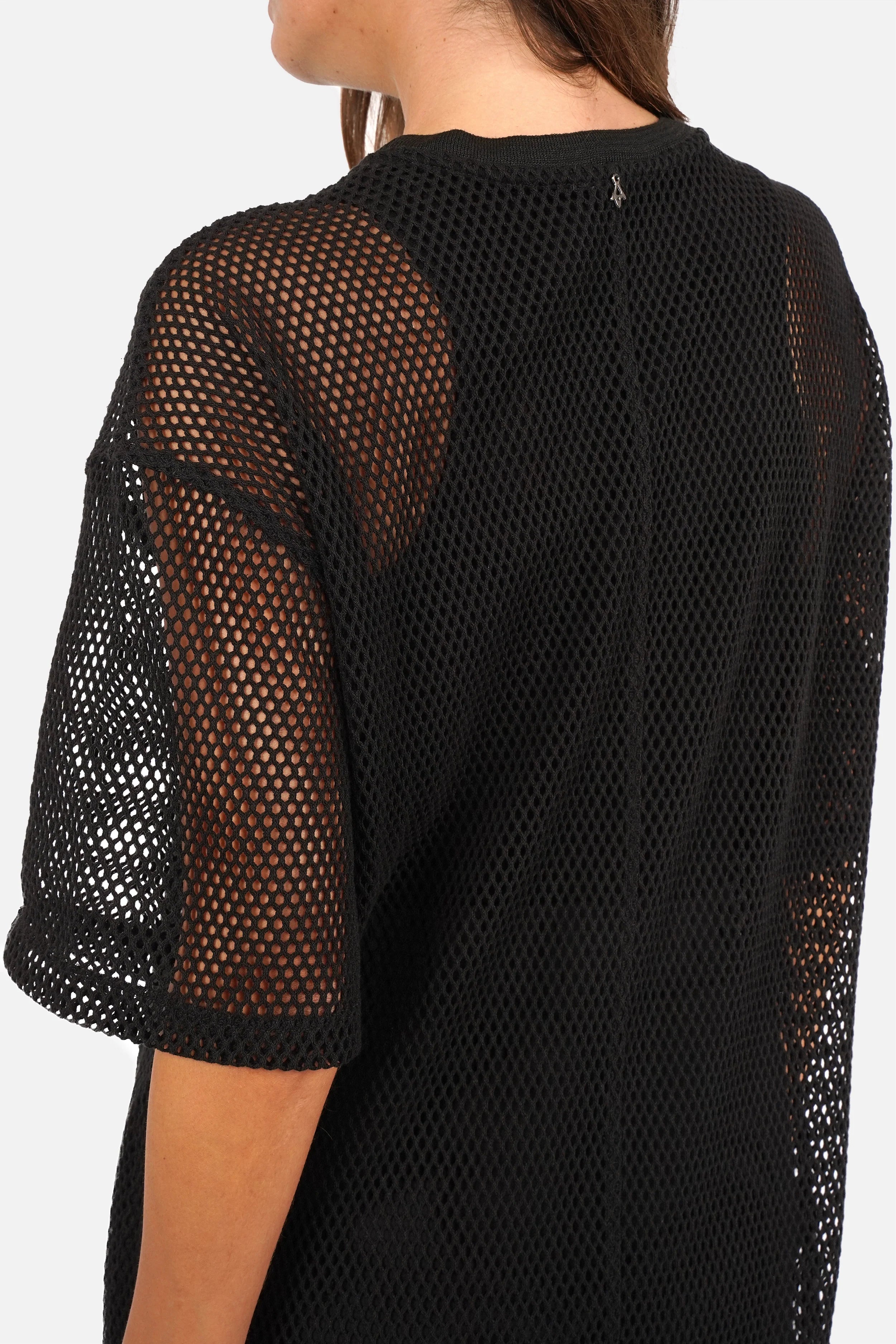 Frau trägt LENNIA Maxi-T-Shirt-Kleid aus gewebtem Häkelstoff mit Rundhalsausschnitt und seitlichem Schlitz