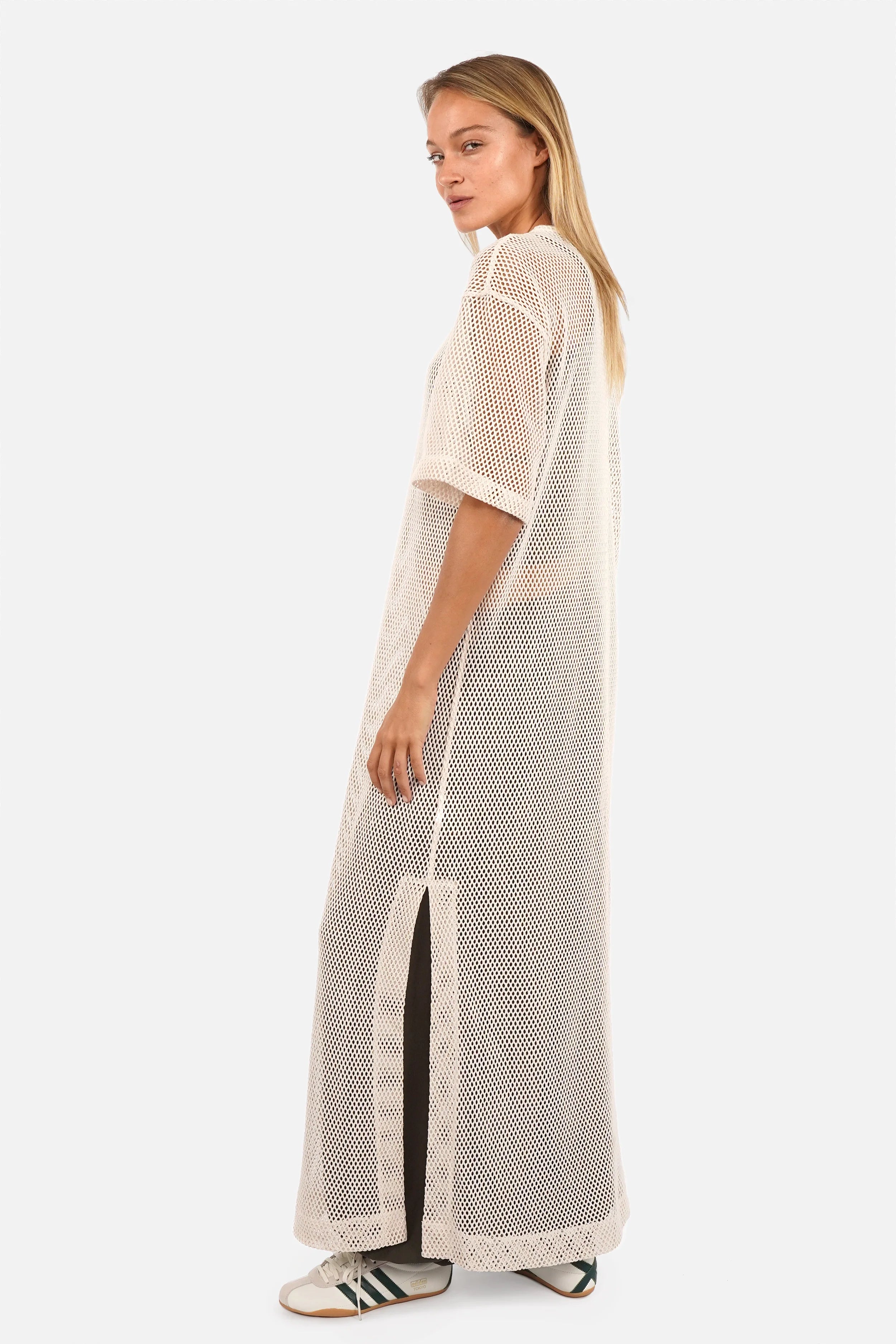 Maxi-T-Shirt-Kleid aus gehäkeltem Stoff mit Rundhalsausschnitt und seitlichem Schlitz