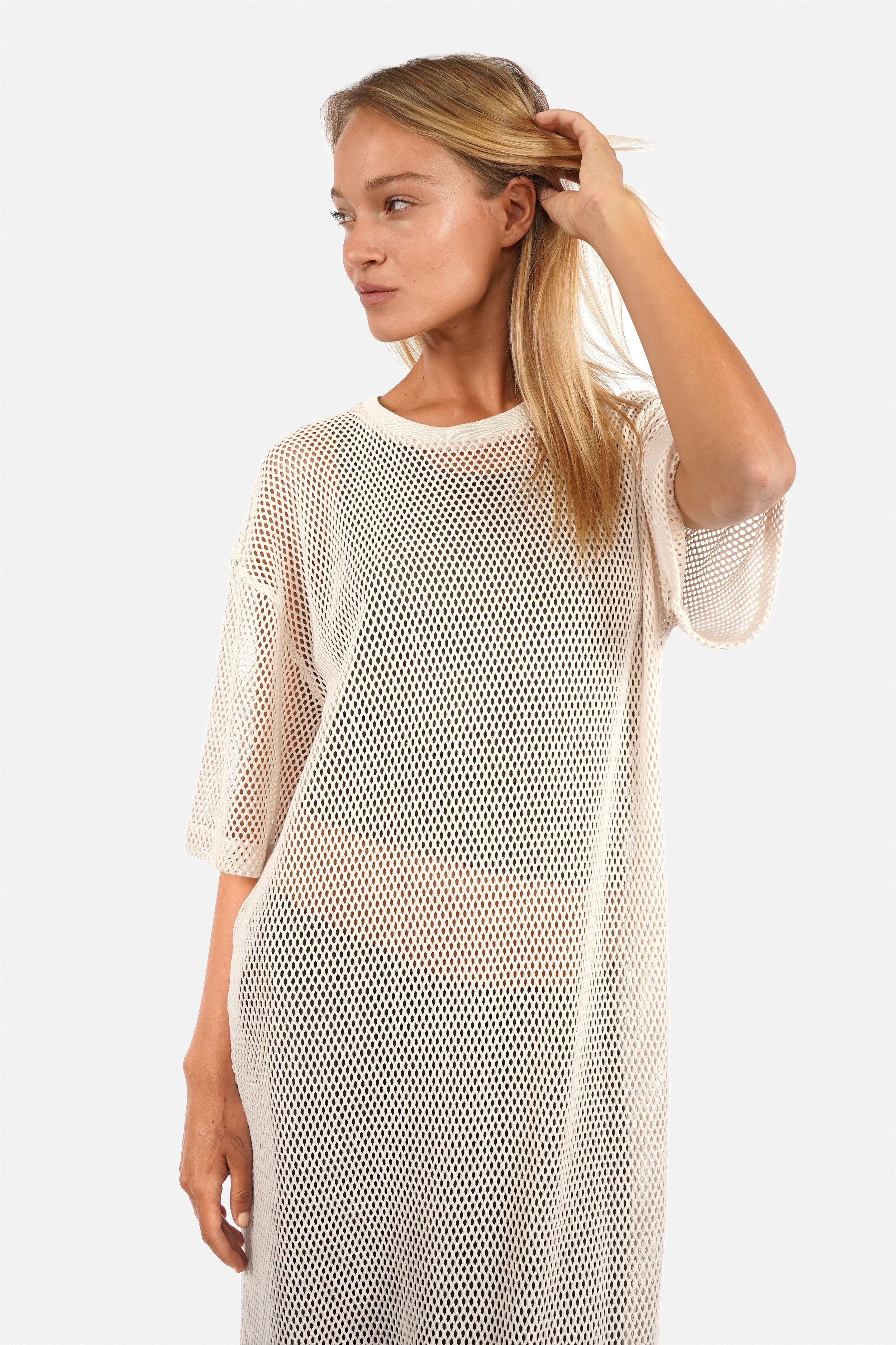 Lennia Maxi-T-Shirt-Kleid aus grob gehäkeltem Stoff mit Rundhalsausschnitt und seitlichem Schlitz