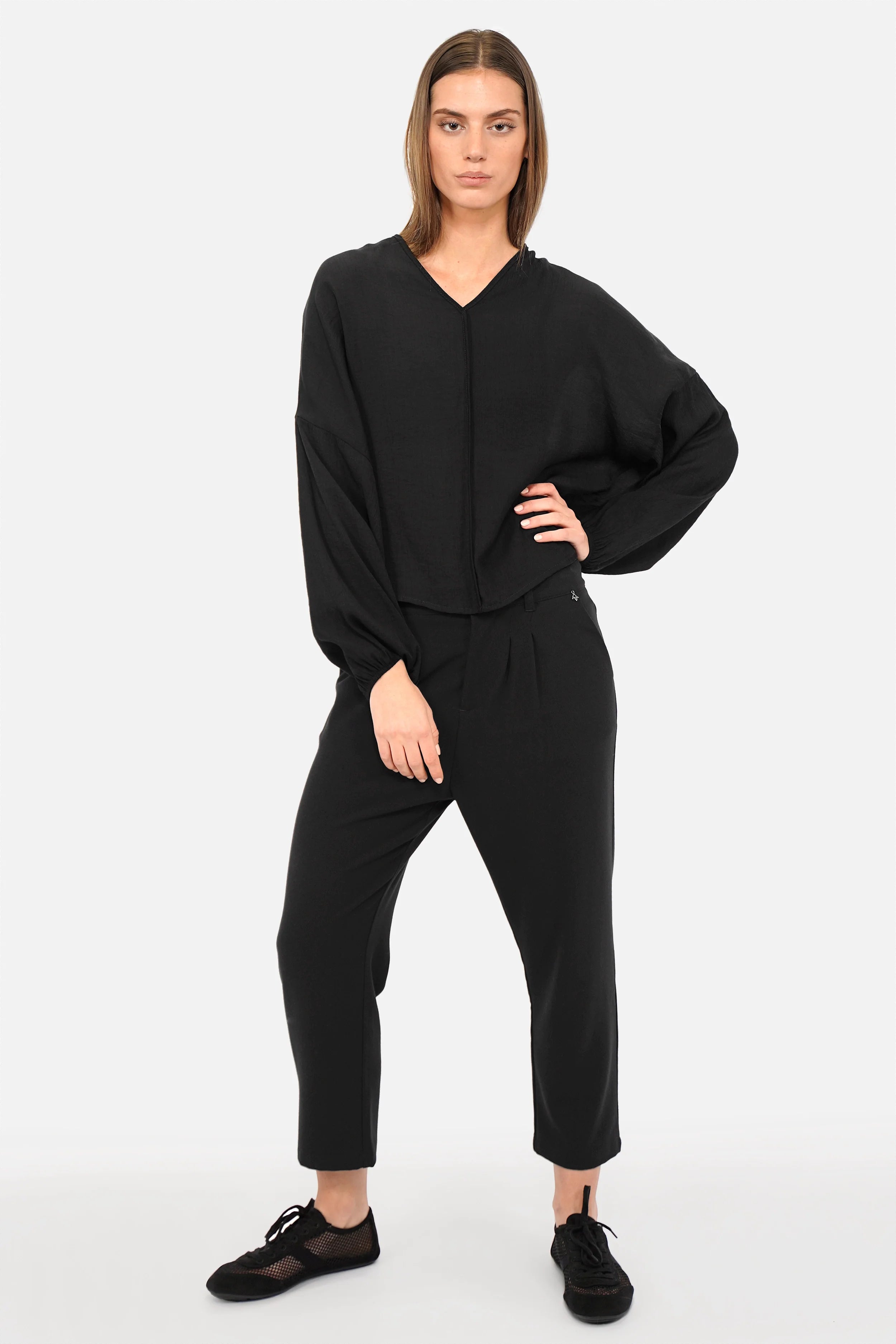 LEOPE V-Neck Bluse aus Ramie mit V-Ausschnitt, Ballonärmeln und entspannter Passform