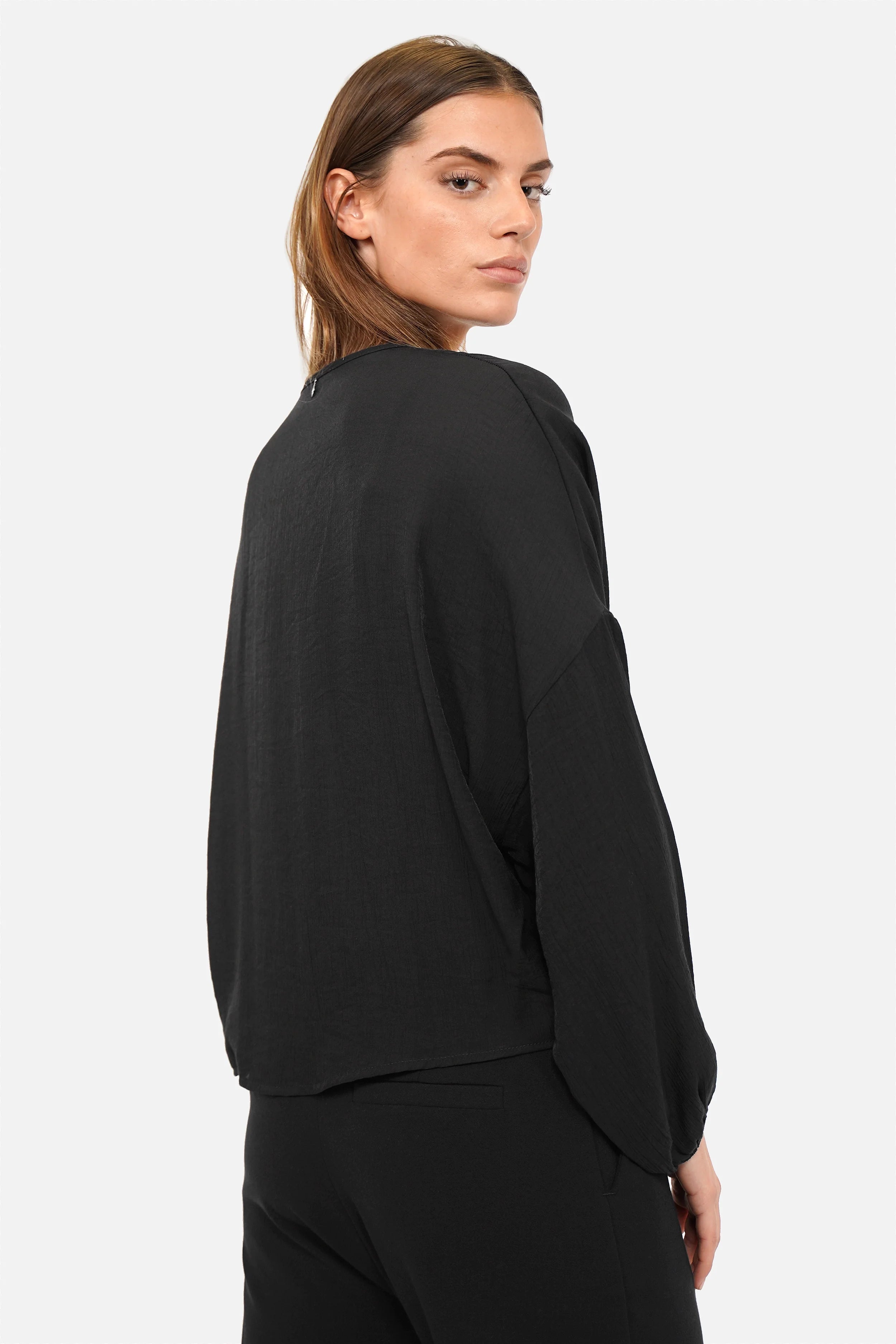 LEOPE V-Neck Bluse aus Ramie mit V-Ausschnitt, weiten Ballonärmeln und entspannter Silhouette