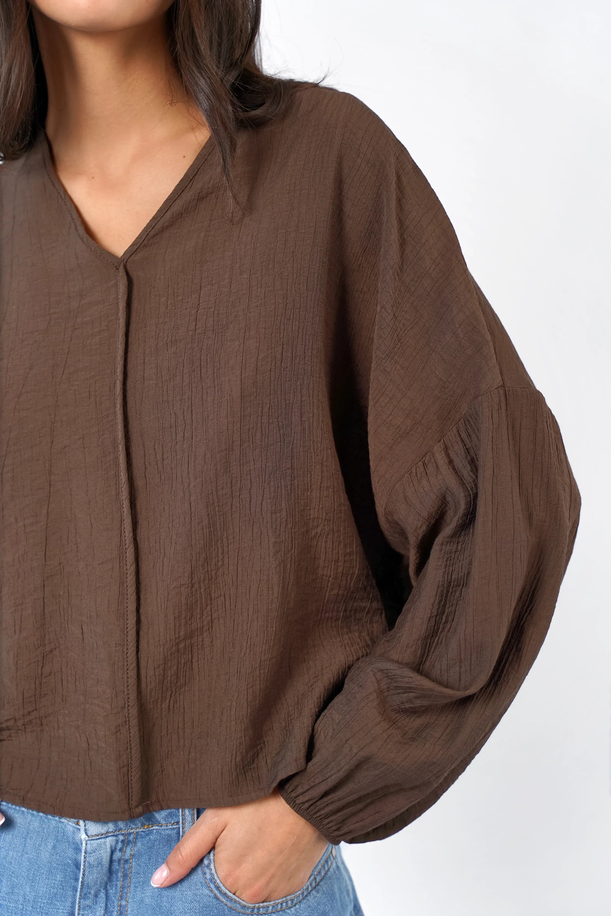 LEOPE V-Ausschnitt Bluse aus Ramie mit Ballonärmeln und entspannter Passform