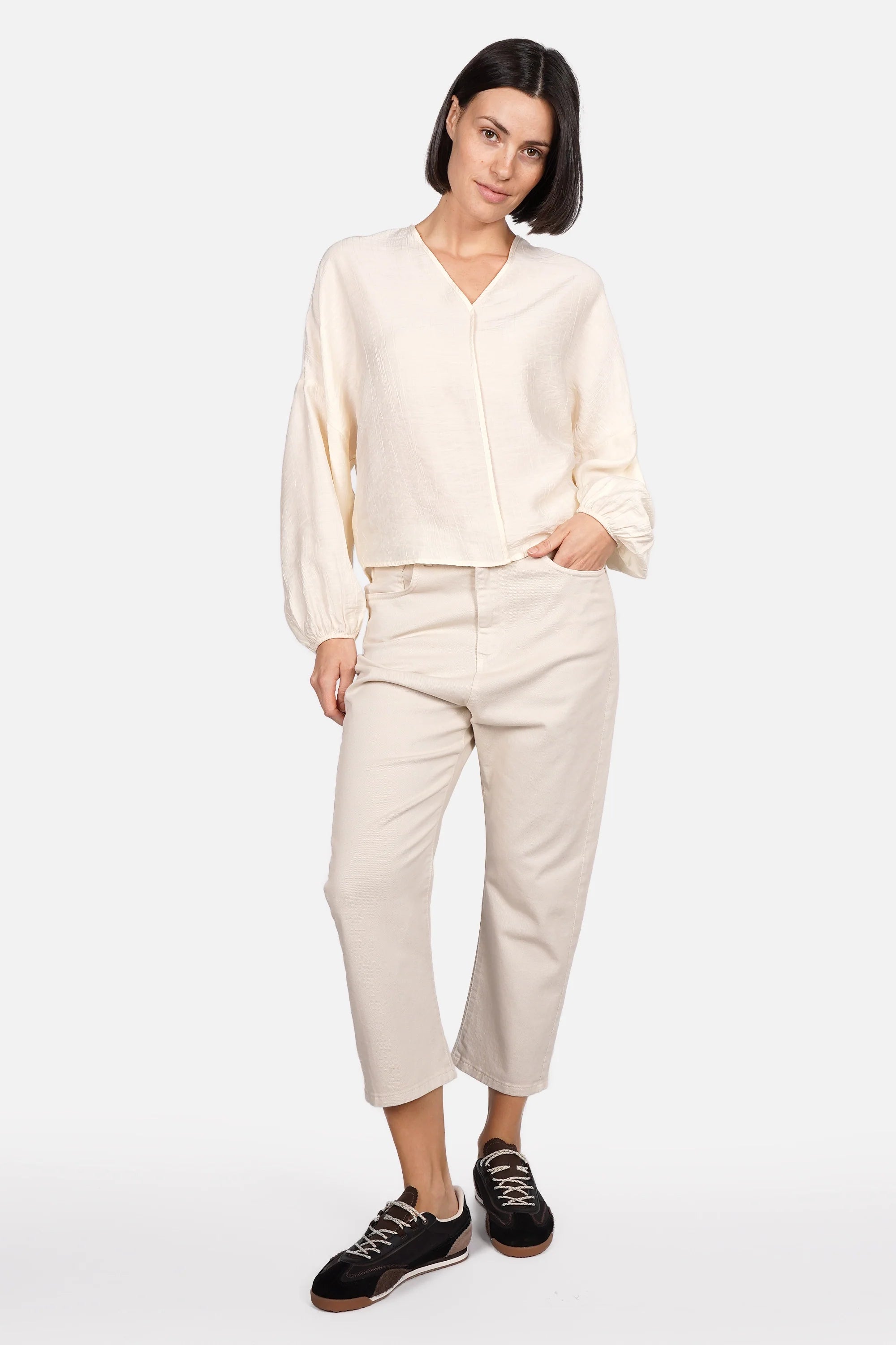 LEOPE V-Neck Bluse aus Ramie mit V-Ausschnitt und Ballonärmeln