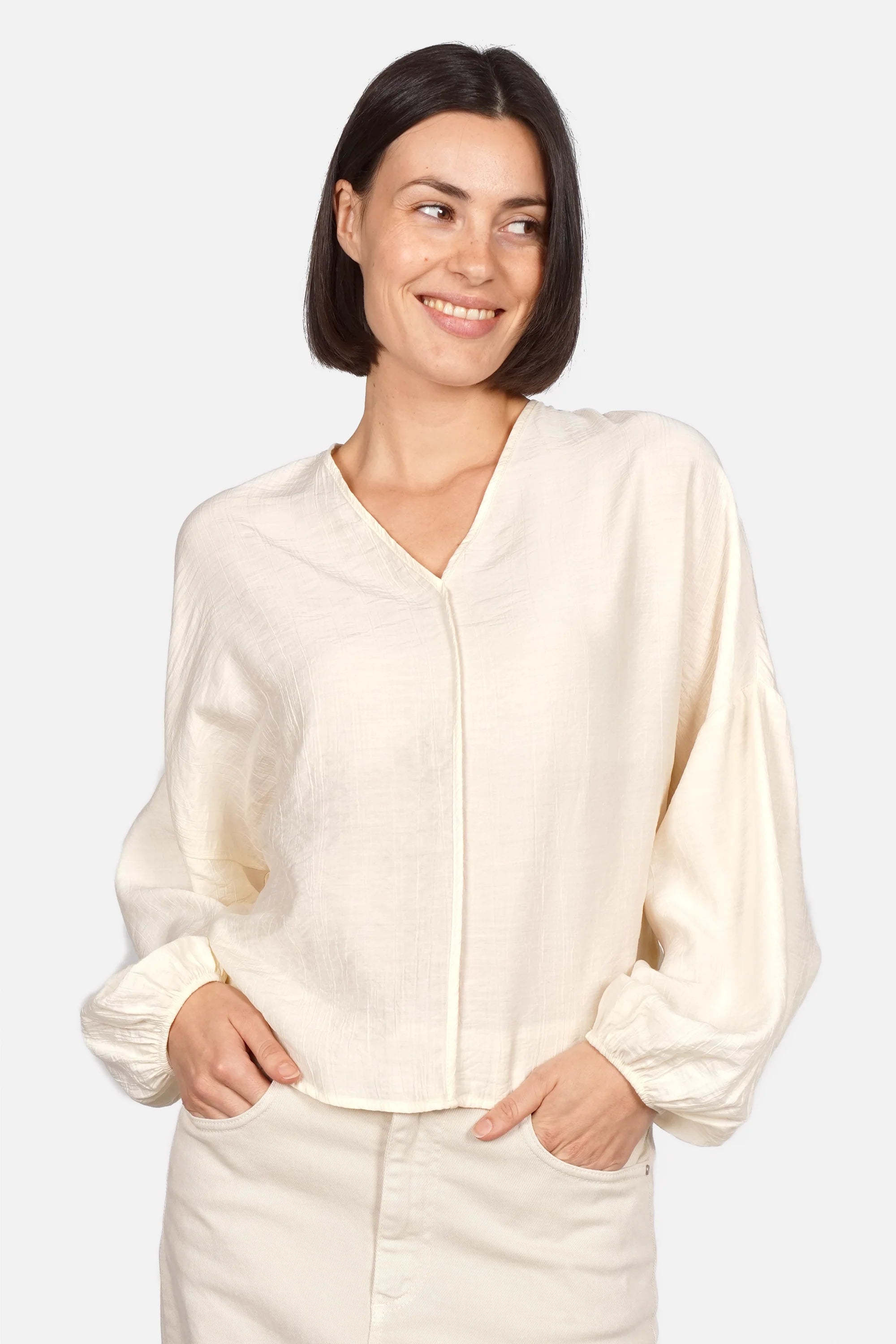 LEOPE V-Neck Bluse aus Ramie mit V-Ausschnitt und Ballonärmeln