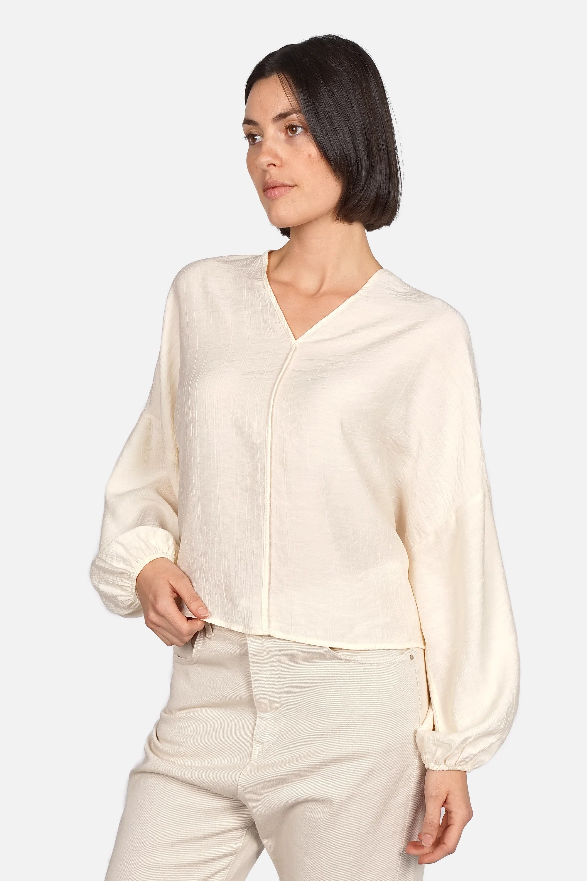 LEOPE V-Neck Bluse aus Ramie mit V-Ausschnitt und Ballonärmel