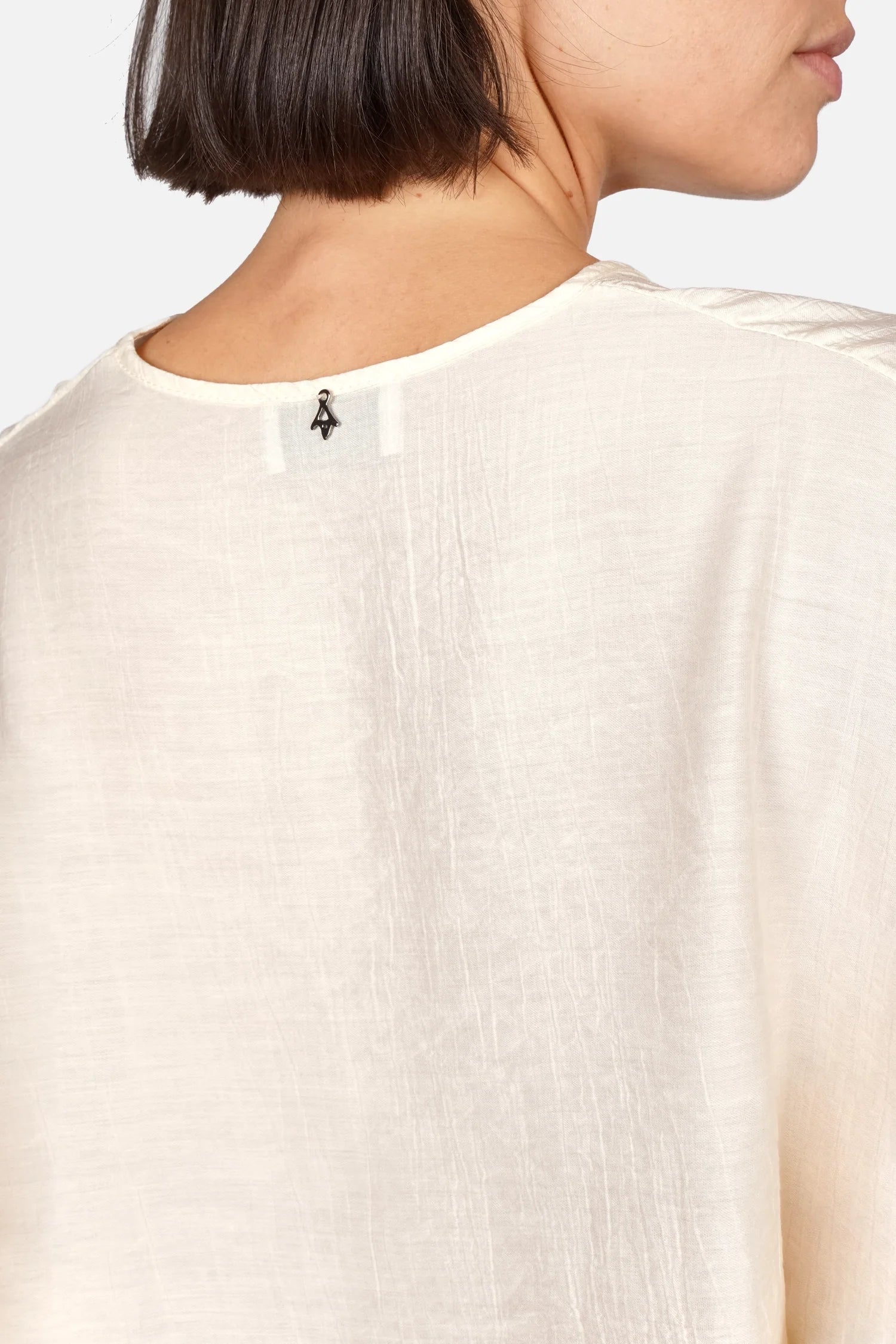 LEOPE V-Neck Bluse aus Ramie mit V-Ausschnitt und weiten Ballonärmeln