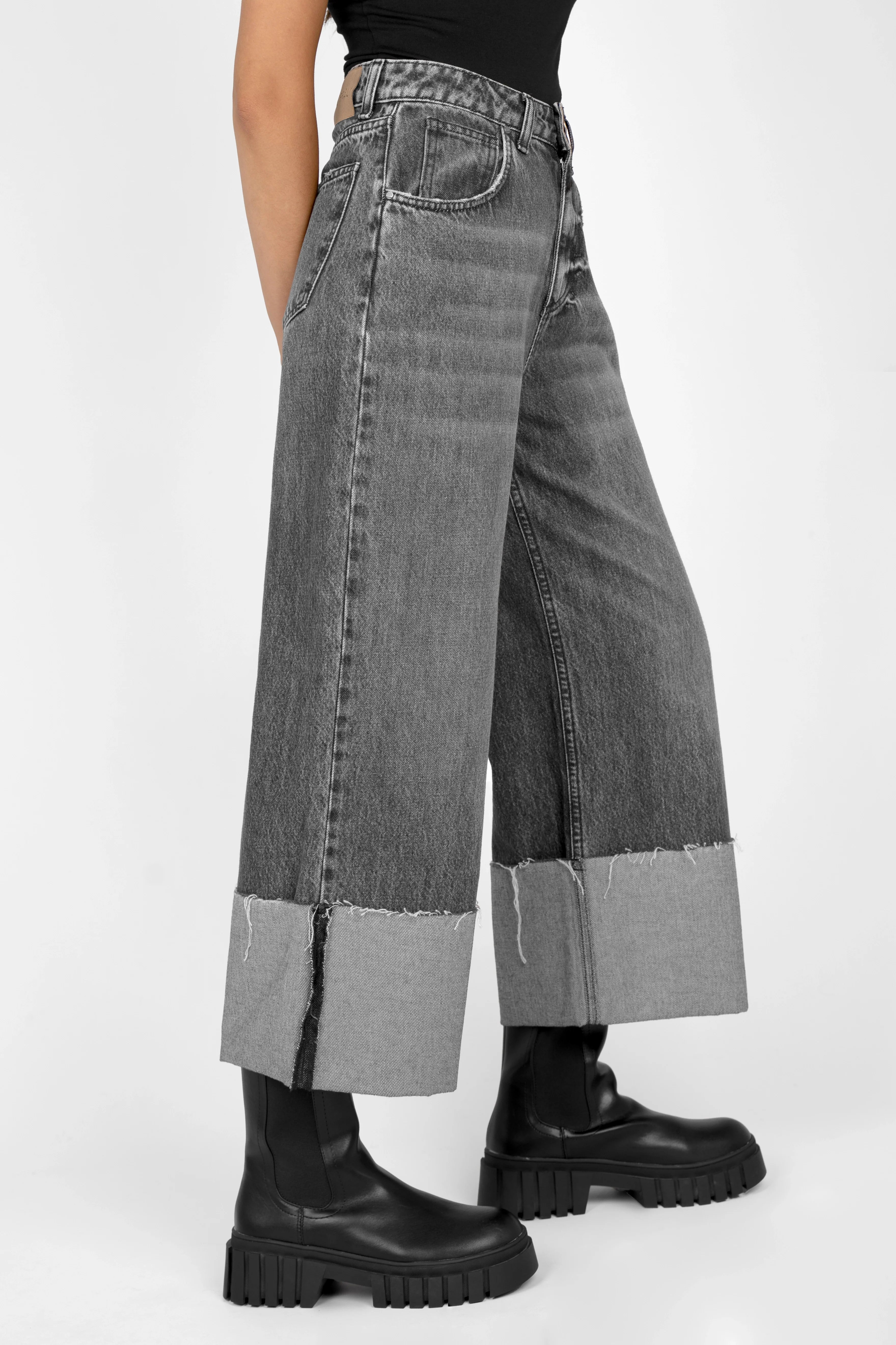 LIAME Cropped Jeans with raw-cut cuff and whisker effect in relaxed fit and mid waist design