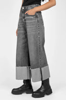 LIAME cropped jeans in gray with raw-cut cuff and whisker effect, mid waist, relaxed fit.